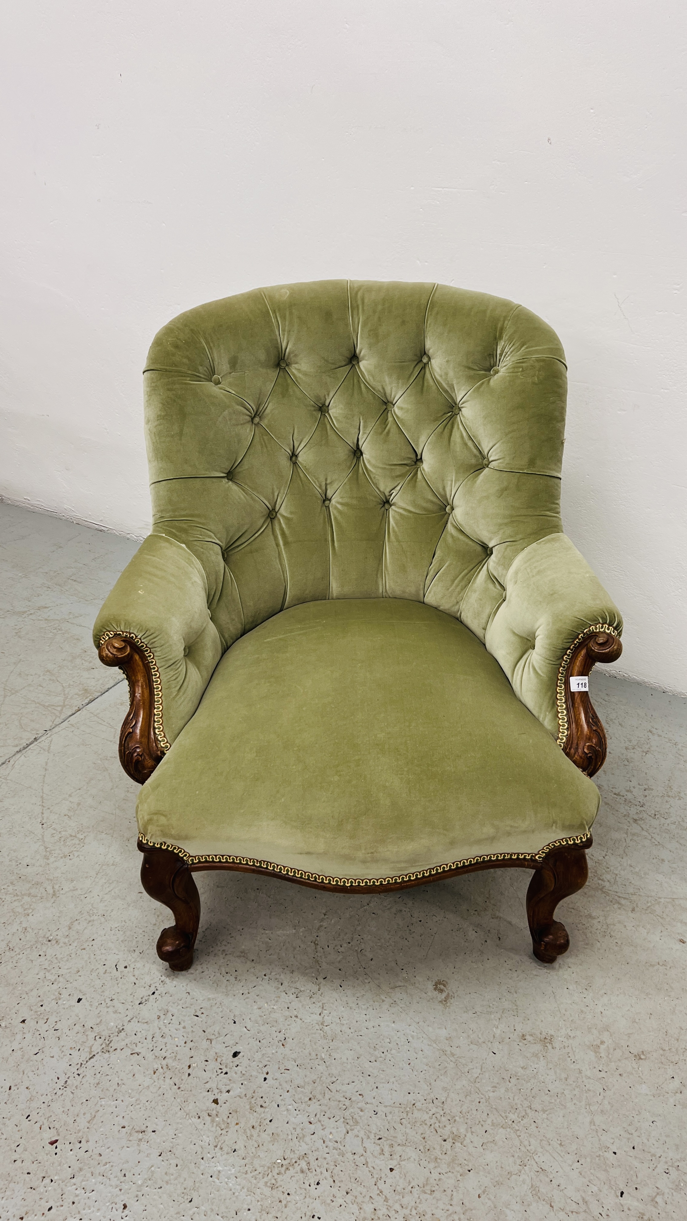 A VICTORIAN BUTTON BACK NURSING CHAIR - Image 7 of 11