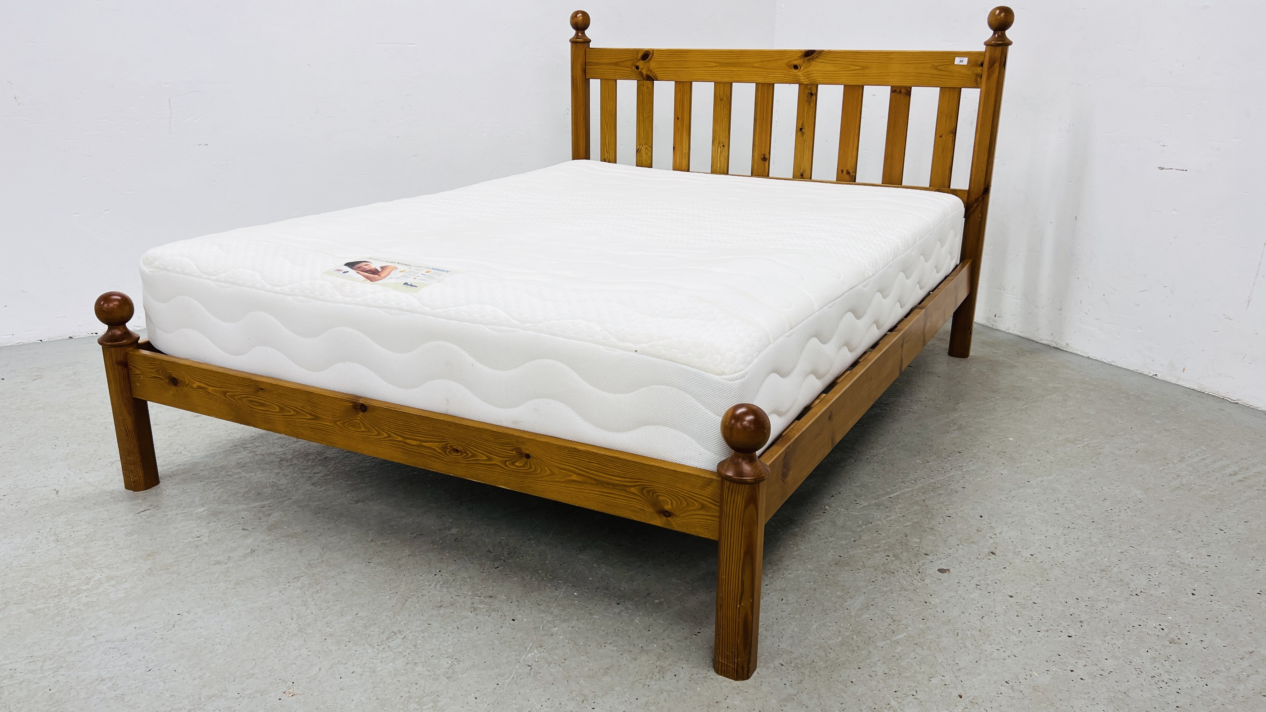 SOLID PINE KING SIZE BEDSTEAD FITTED WITH REYLON MEMORY POCKET 1500 AIRCOOL MATTRESS