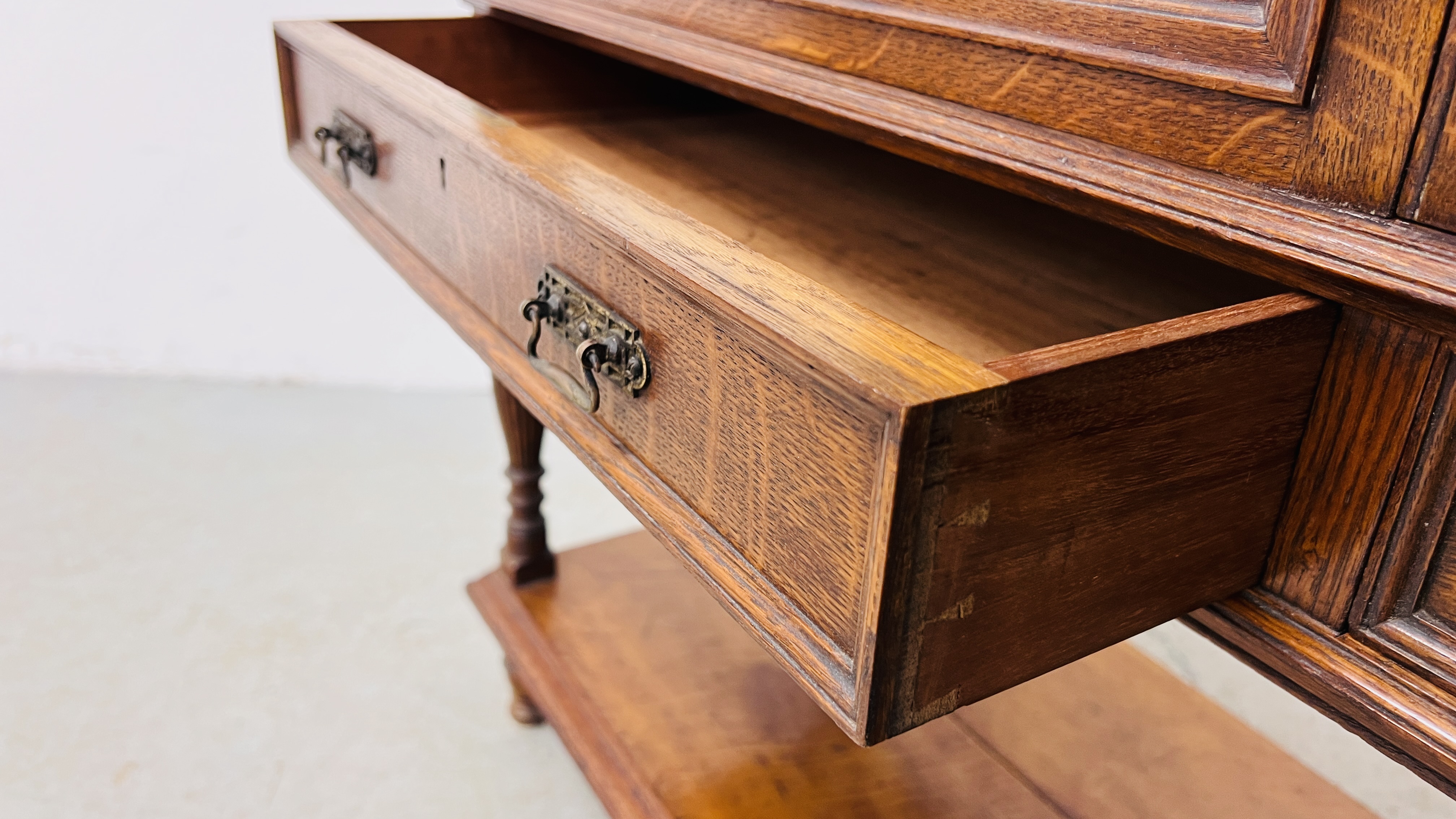 AN EDWARDIAN OAK GLAZED DISPLAY CABINET ABOVE A TWO DRAWER AND OPEN SHELF BASE WIDTH 122CM. - Image 15 of 20