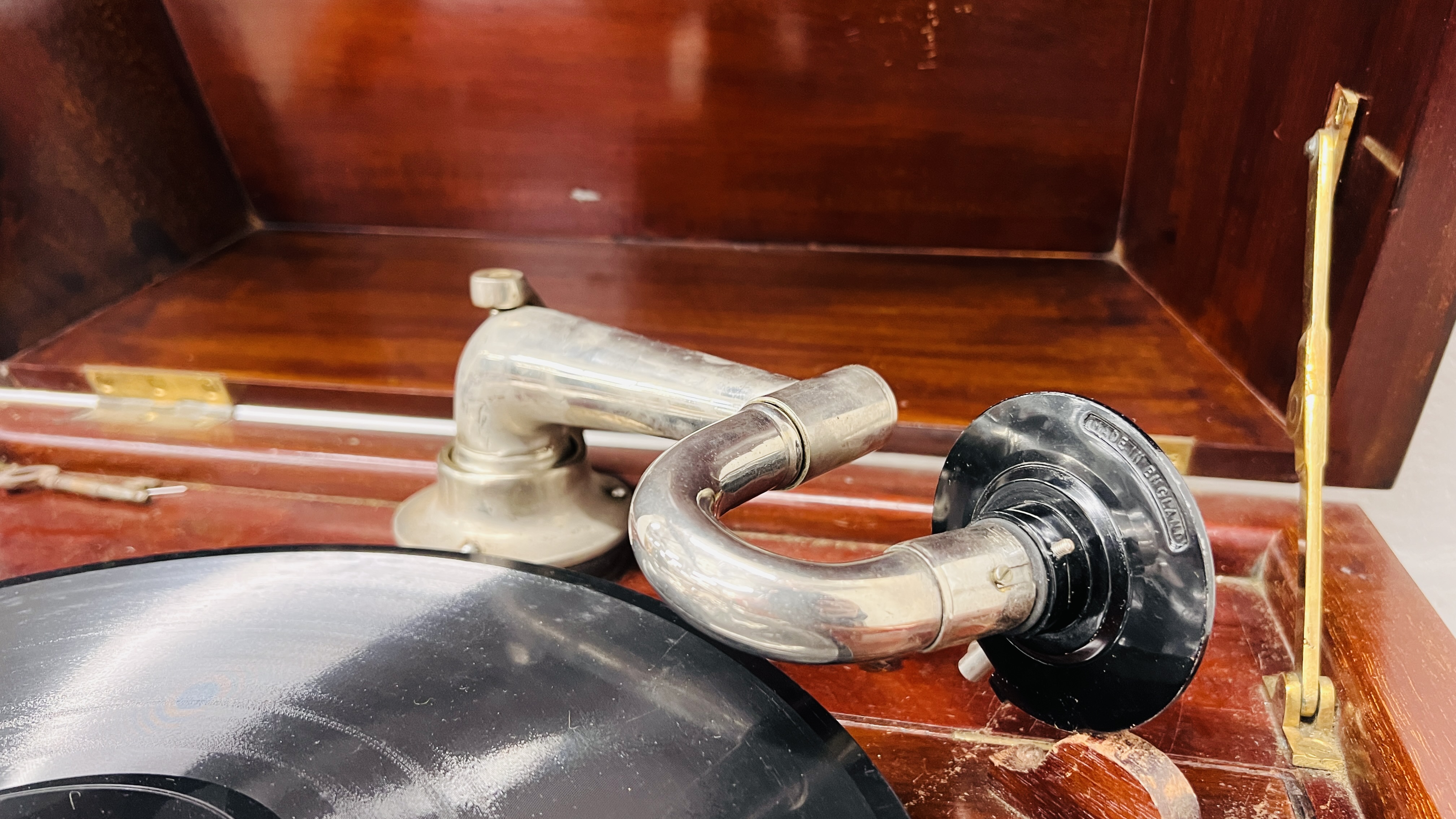 AN EARLY C20TH MAHOGANY CASED GRAMOPHONE, W 53CM, D 50CM, H 110CM. - Image 3 of 12