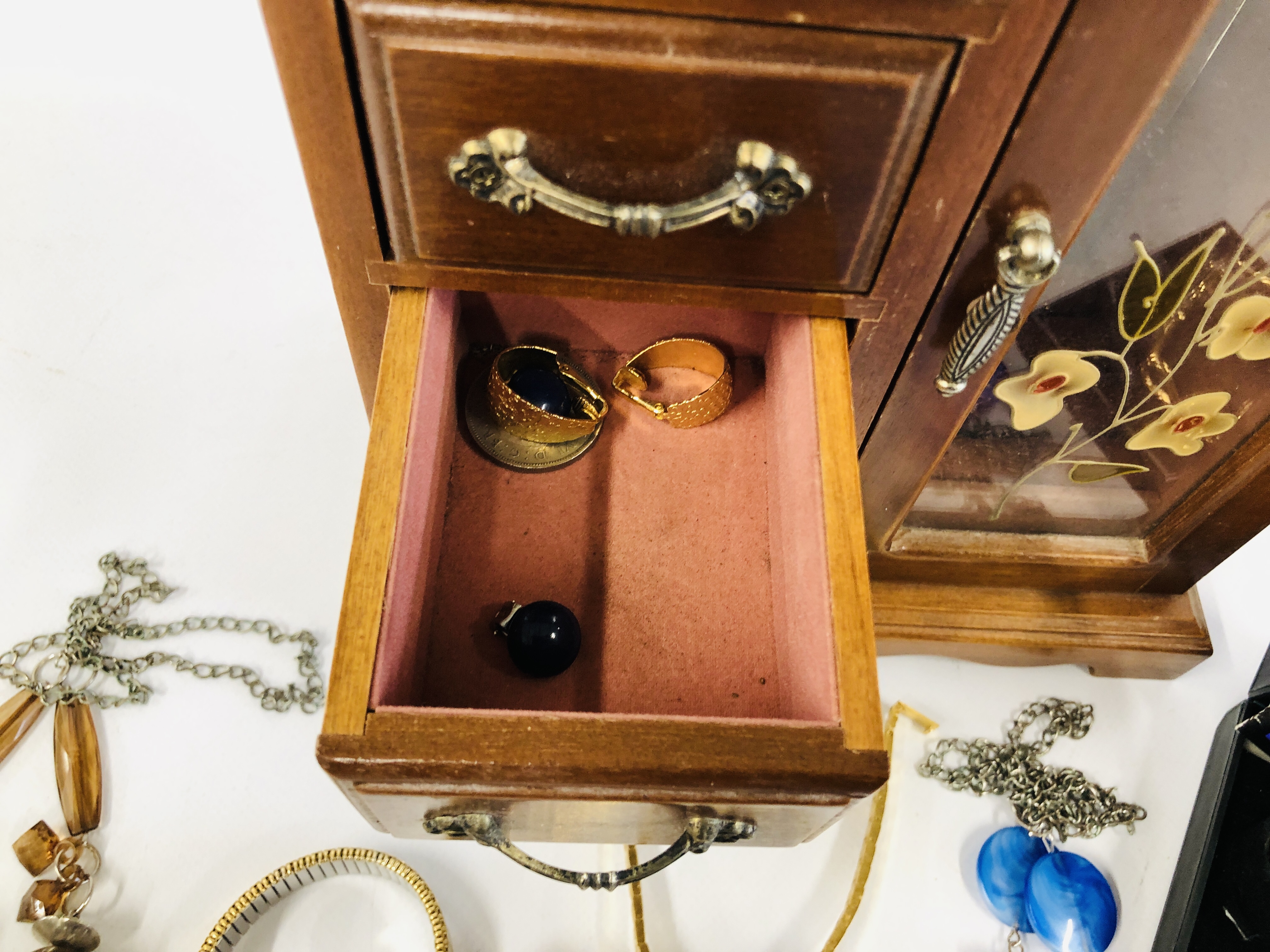 A MODERN FOUR DRAWER JEWELLERY CHEST WITH STAINGLASS PANEL AND CONTENTS TO INCLUDE NECKLACES, - Image 11 of 11