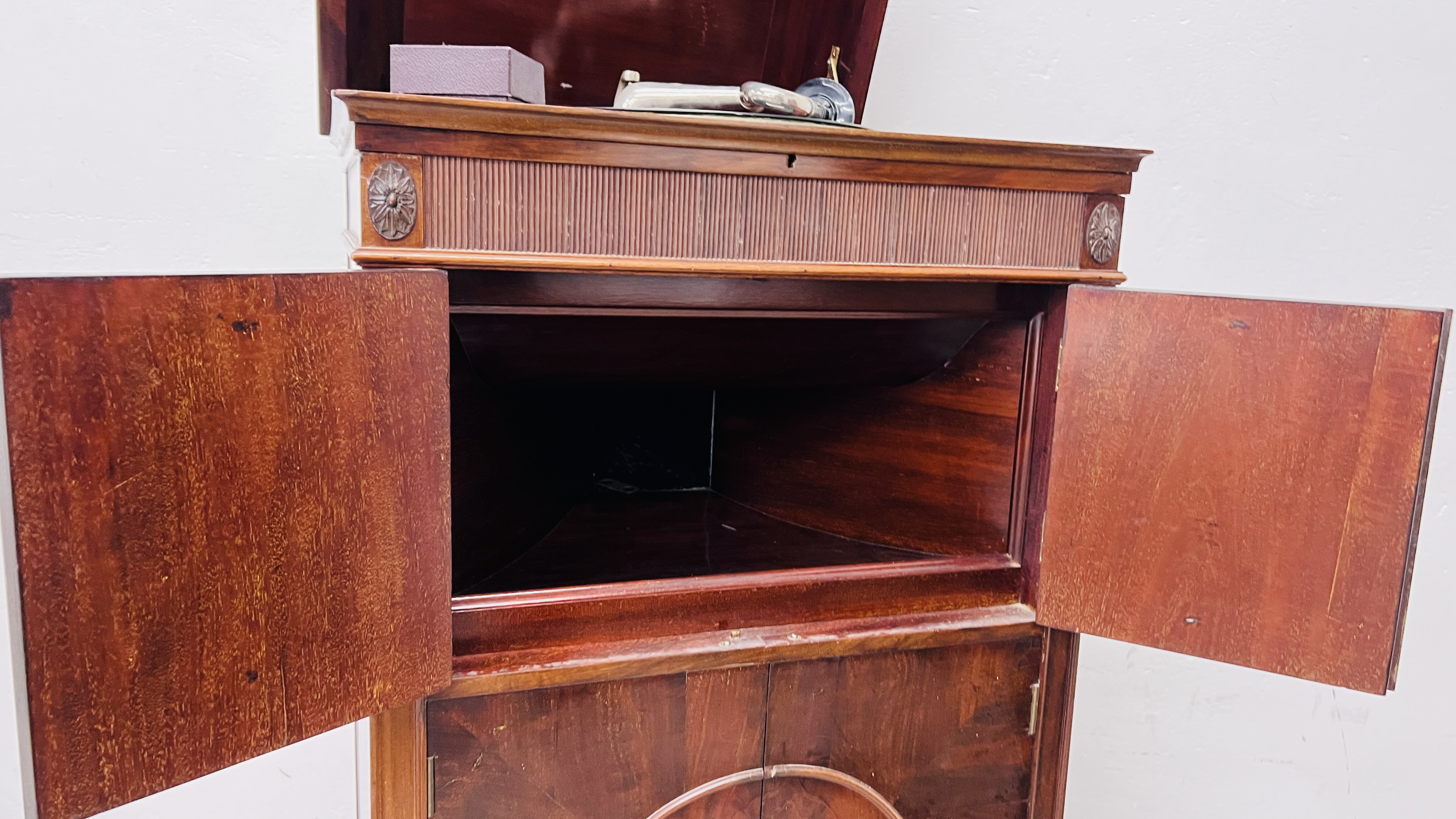 AN EARLY C20TH MAHOGANY CASED GRAMOPHONE, W 53CM, D 50CM, H 110CM. - Image 7 of 12