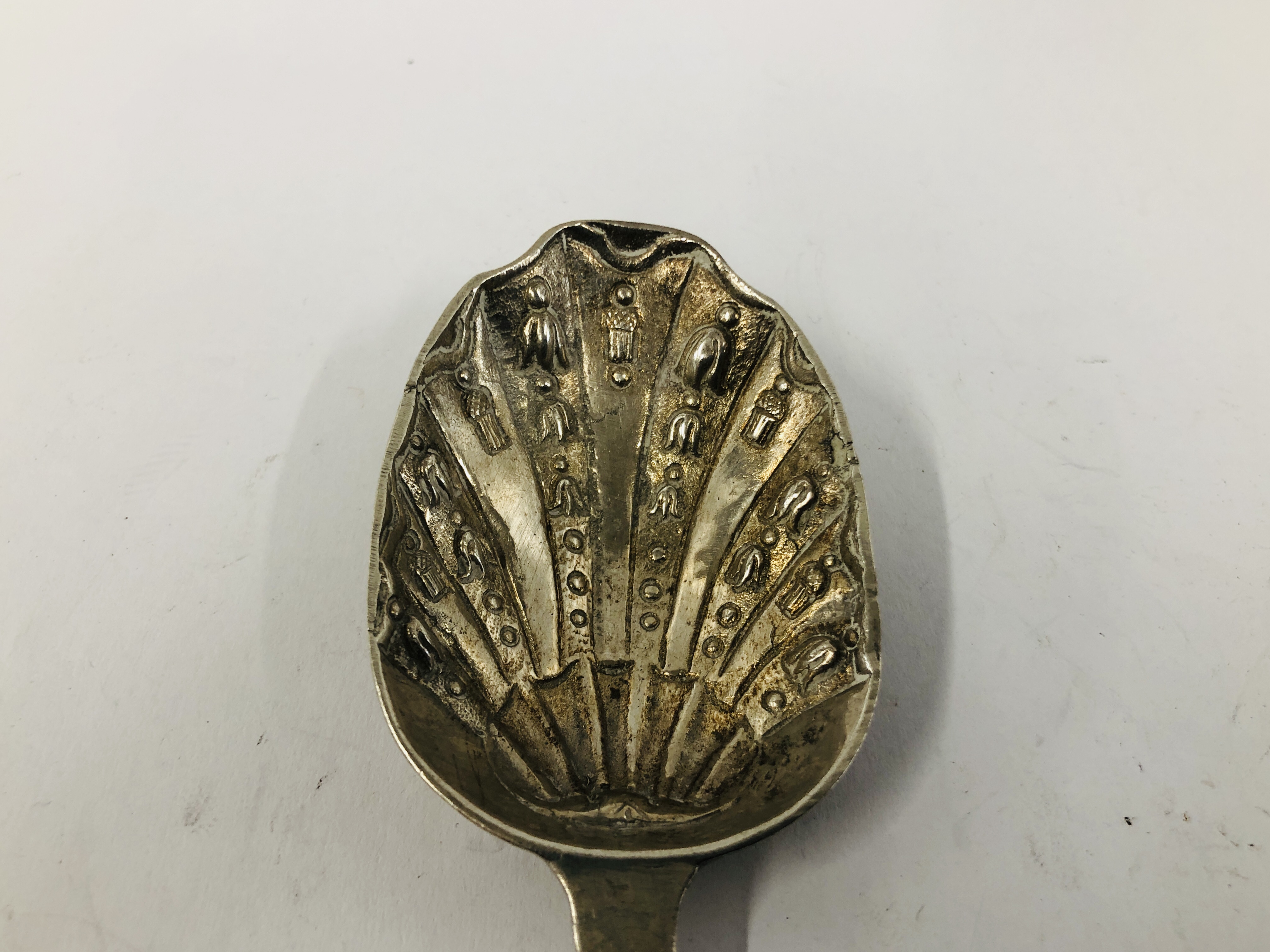 A CONTINENTAL SILVER CADDY SPOON THE HANDLE ENCLOSING A DOG IMPORTED BY BERTHULD MULLER CHESTER - Image 4 of 9