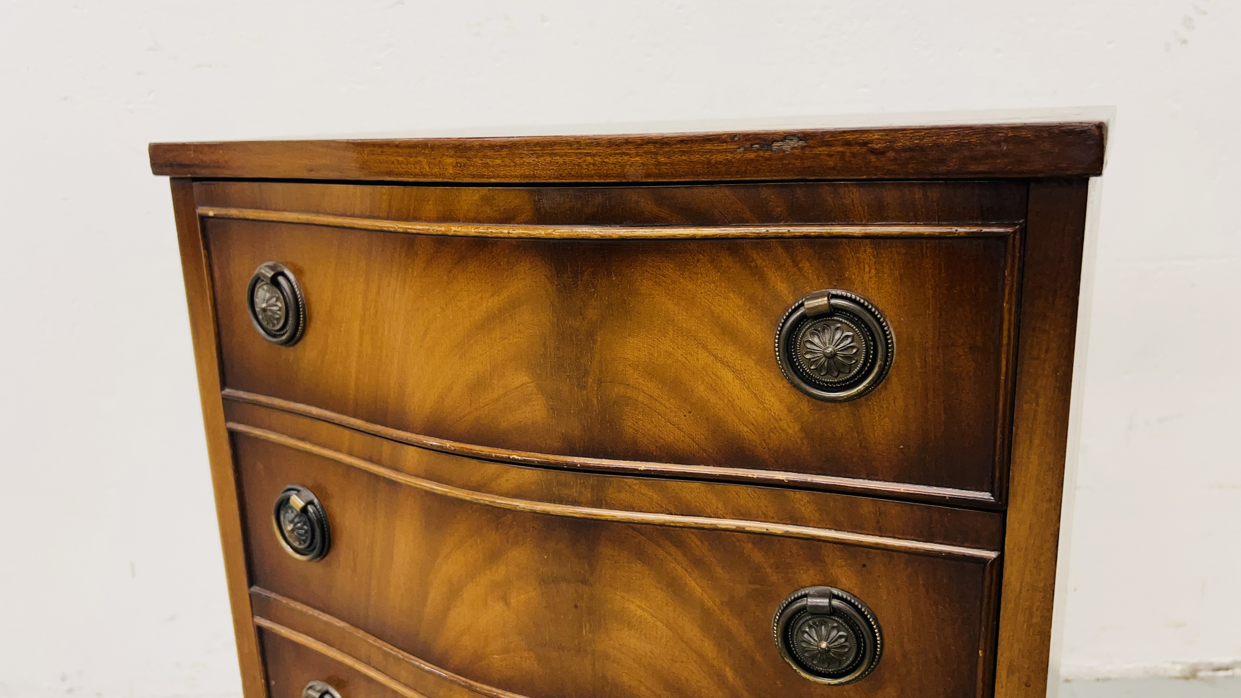 REPRODUCTION FLAME MAHOGANY FINISH FOUR DRAWER CHEST WIDTH 48CM. DEPTH 37CM. HEIGHT 69CM. - Image 2 of 6