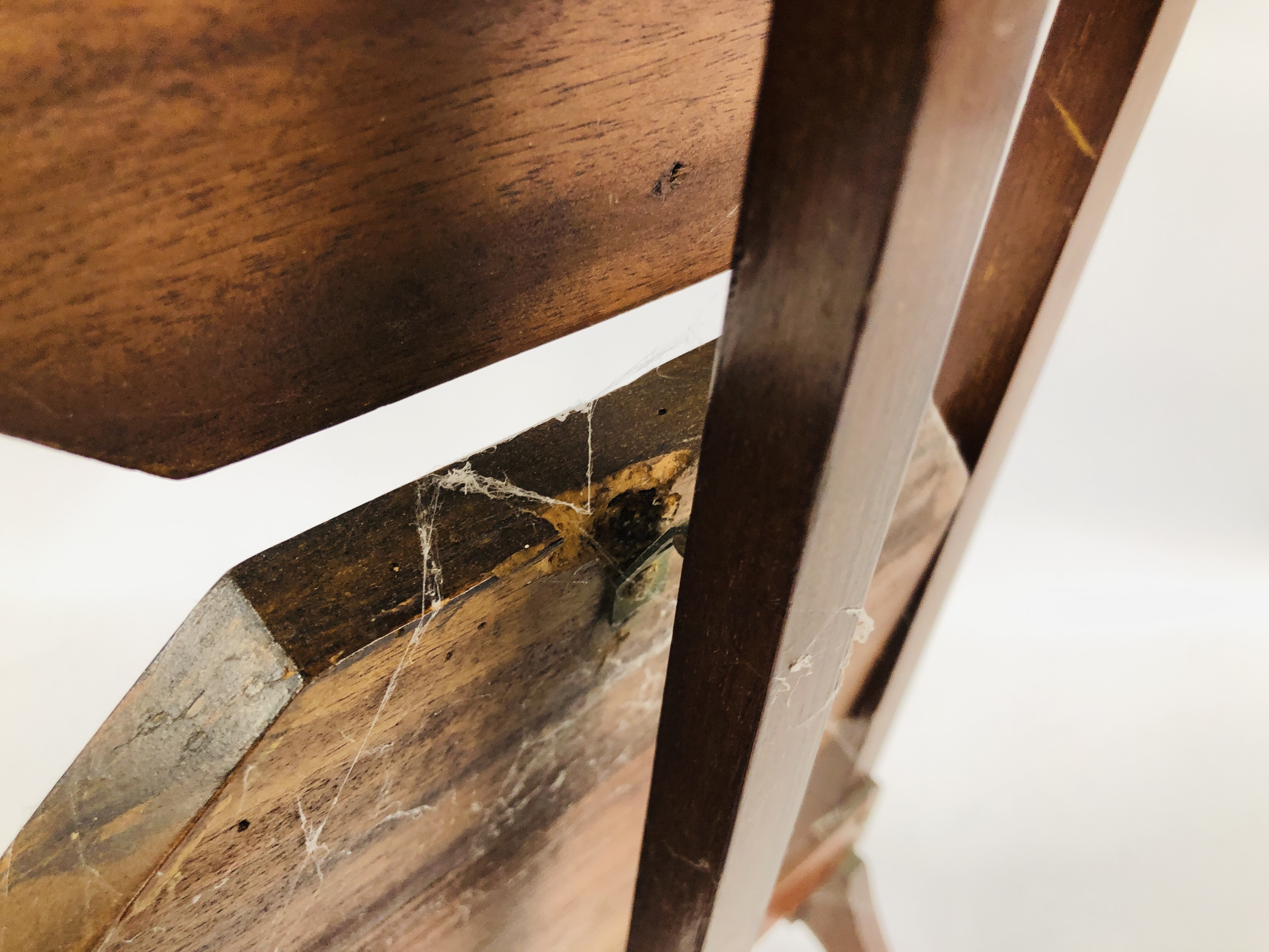 AN EDWARDIAN MAHOGANY AND INLAID FOLDING CAKE STAND. - Image 5 of 6