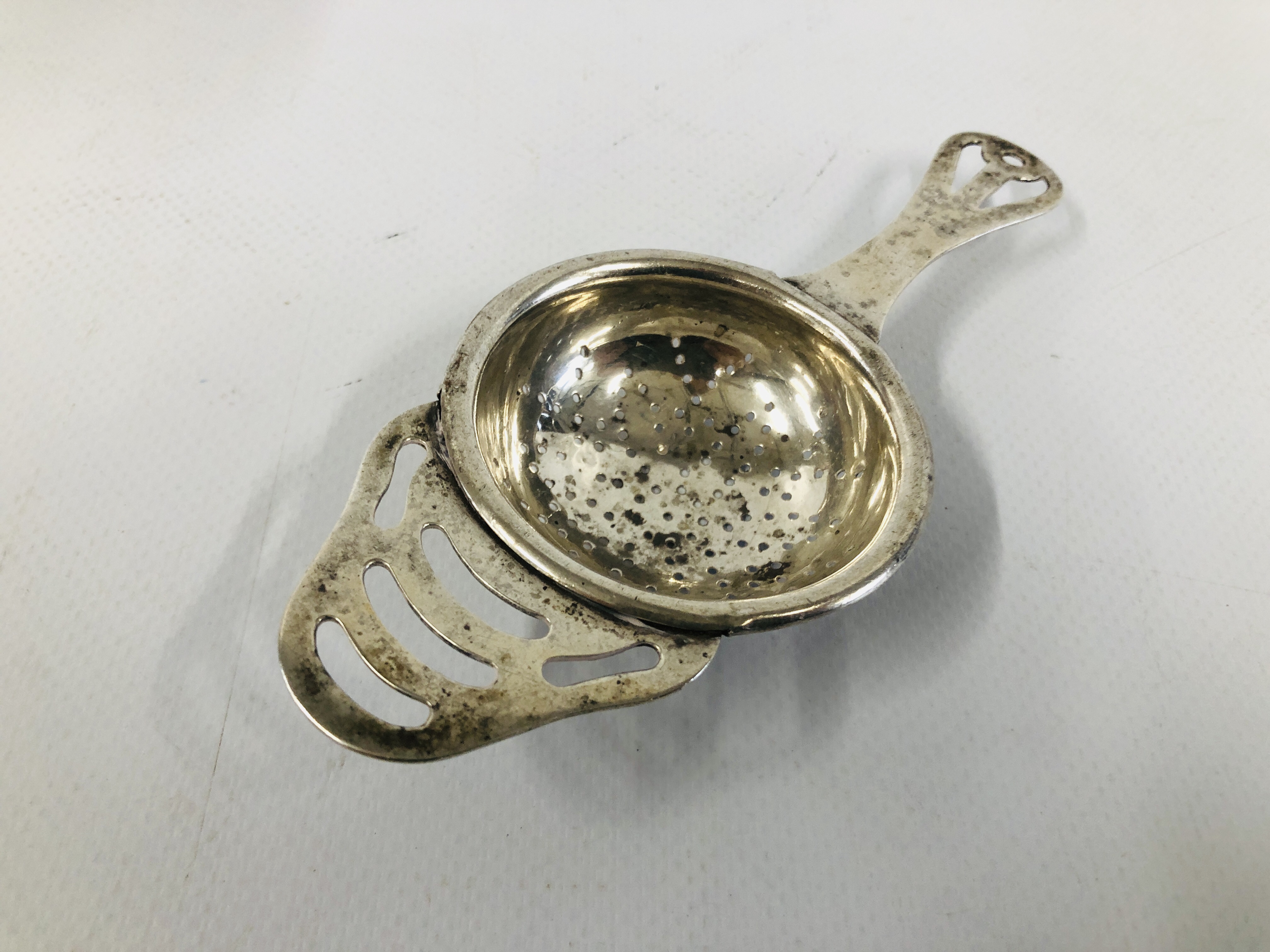 A GROUP OF SILVER TO INCLUDE A TEA STRAINER BIRMINGHAM ASSAY, - Image 4 of 15