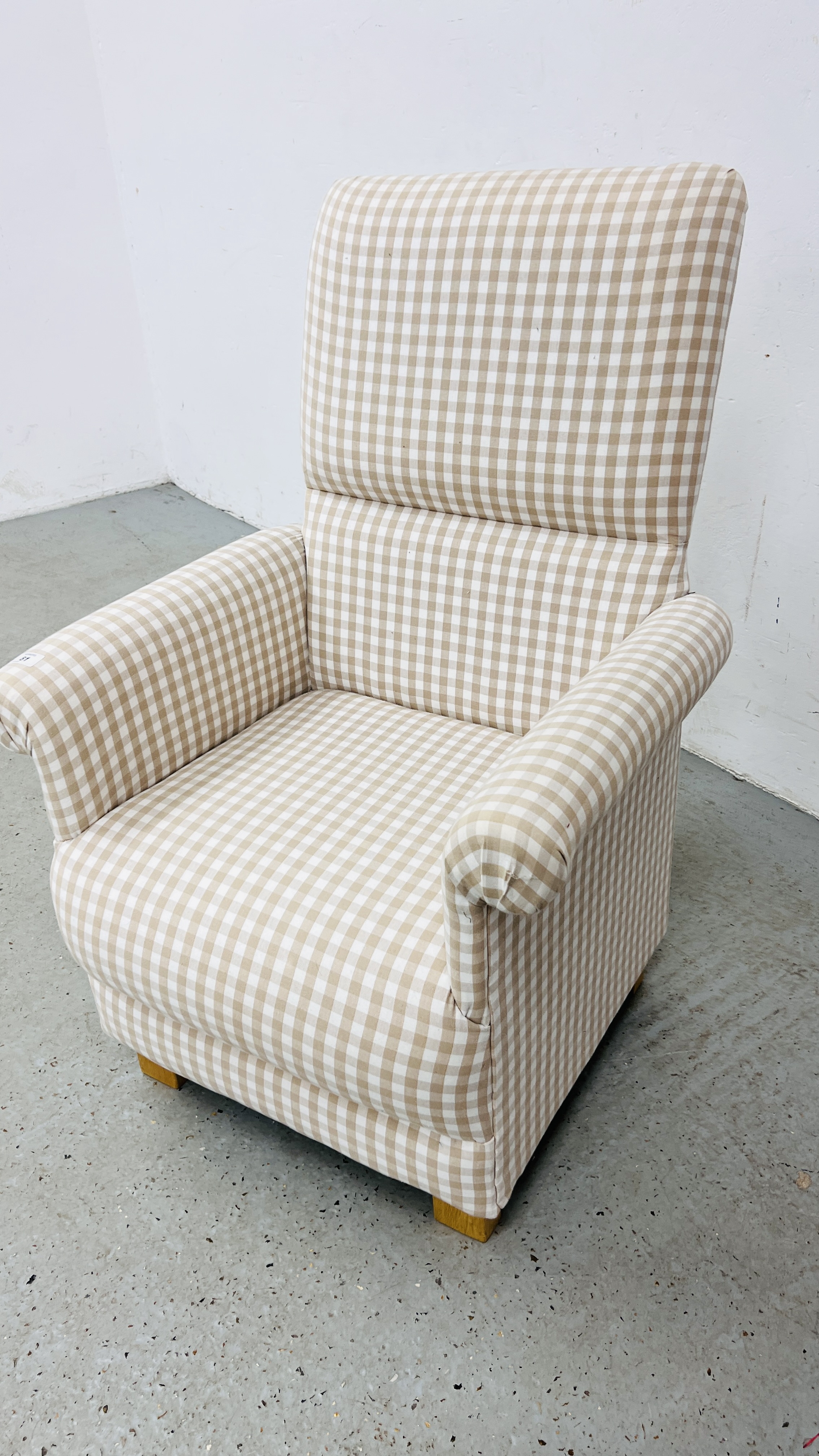 A SMALL CREAM/BEIGE CHECK UPHOLSTERED EASY CHAIR - Image 7 of 7