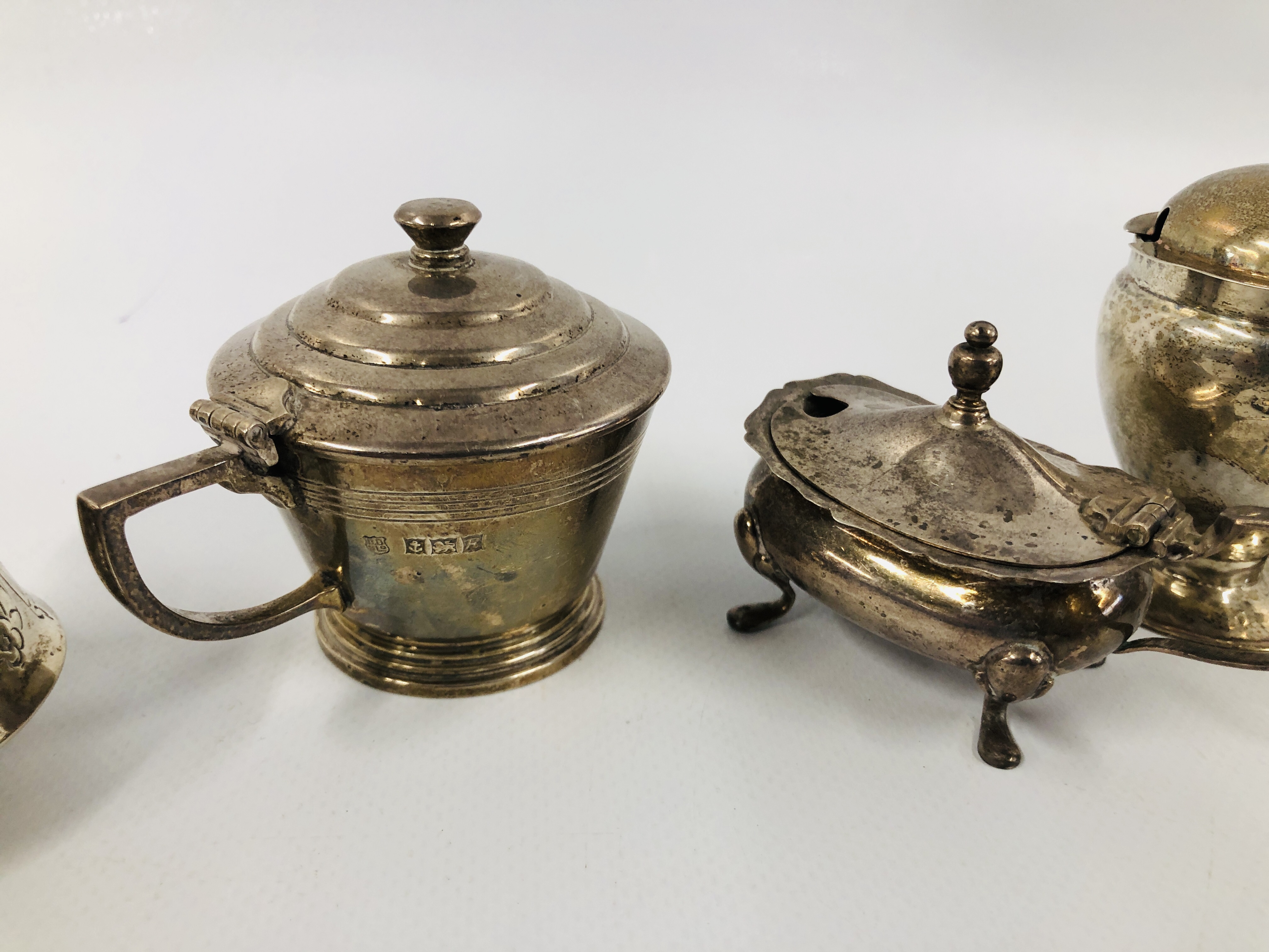 A GROUP OF SIX VARIOUS SILVER MUSTARDS ALL WITH HINGED COVERS AND LINERS VARIOUS ASSAY AND MAKERS - Image 8 of 13