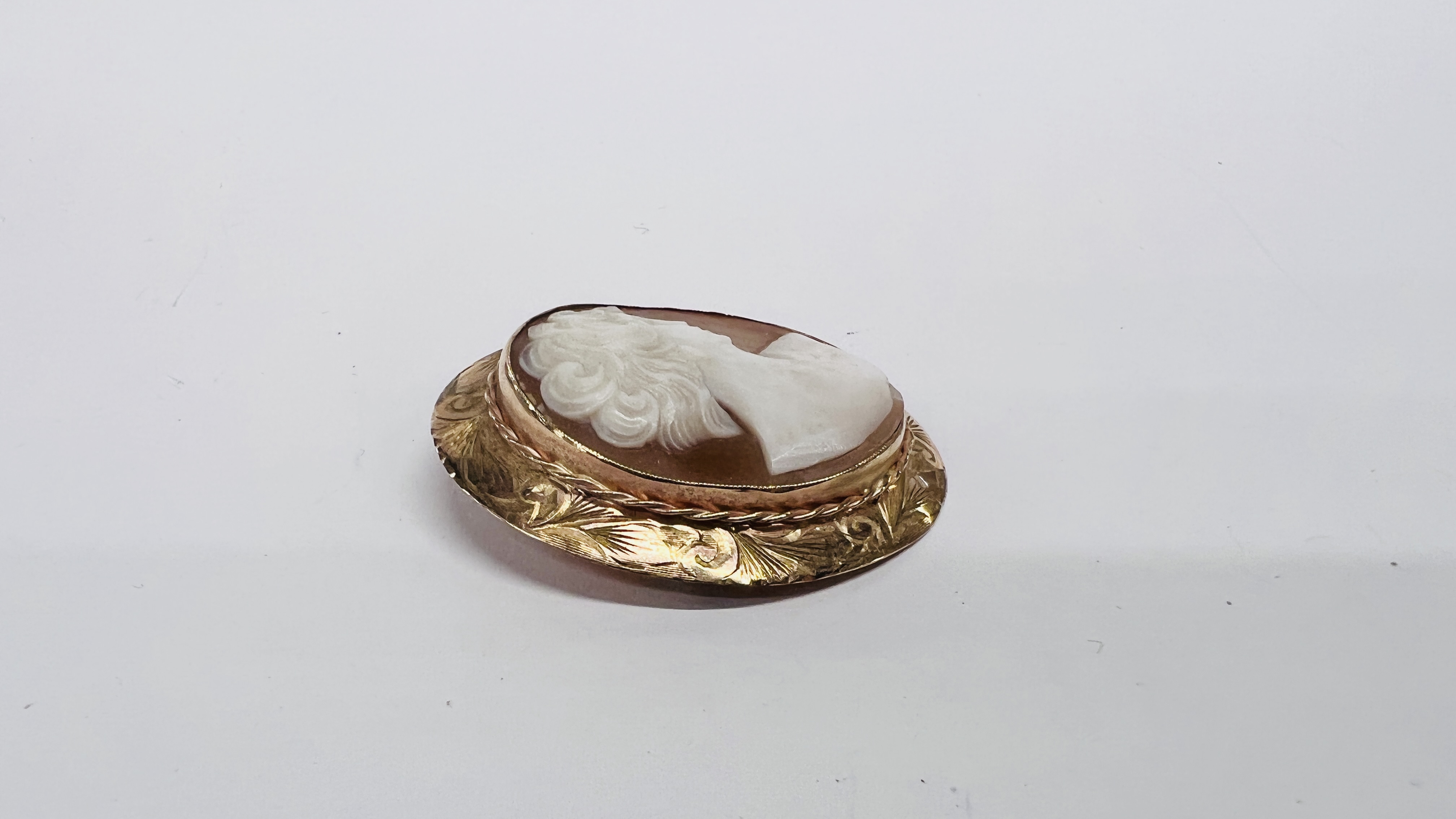 A SHELL CAMEO PENDANT / BROOCH IN 9CT GOLD FRAME. - Image 4 of 7