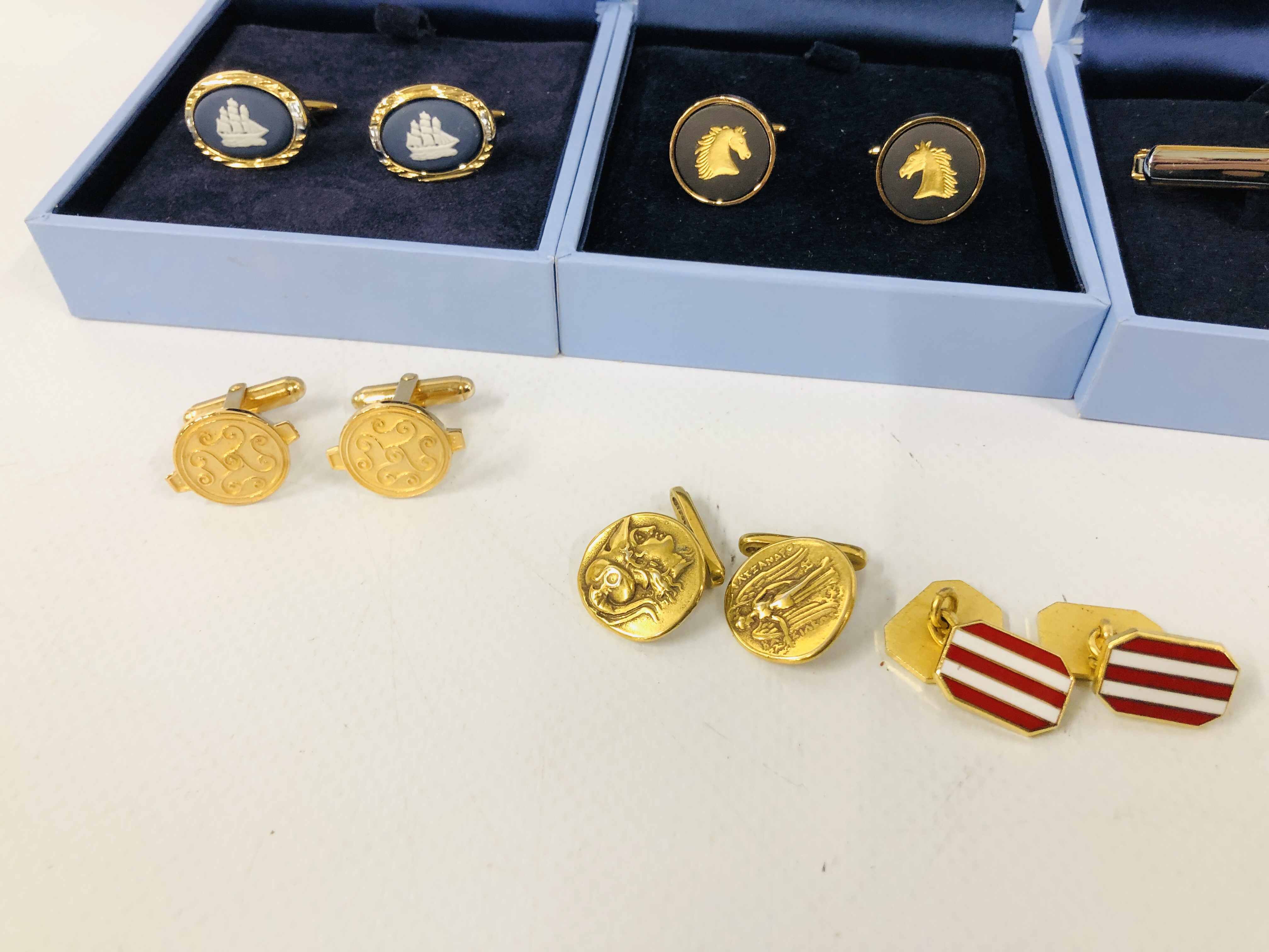 PAIR OF OVAL WEDGWOOD CUFF LINKS DEPICTING SHIPS ALONG WITH A MATCHING TIE CLIP AND A FURTHER PAIR - Image 2 of 4