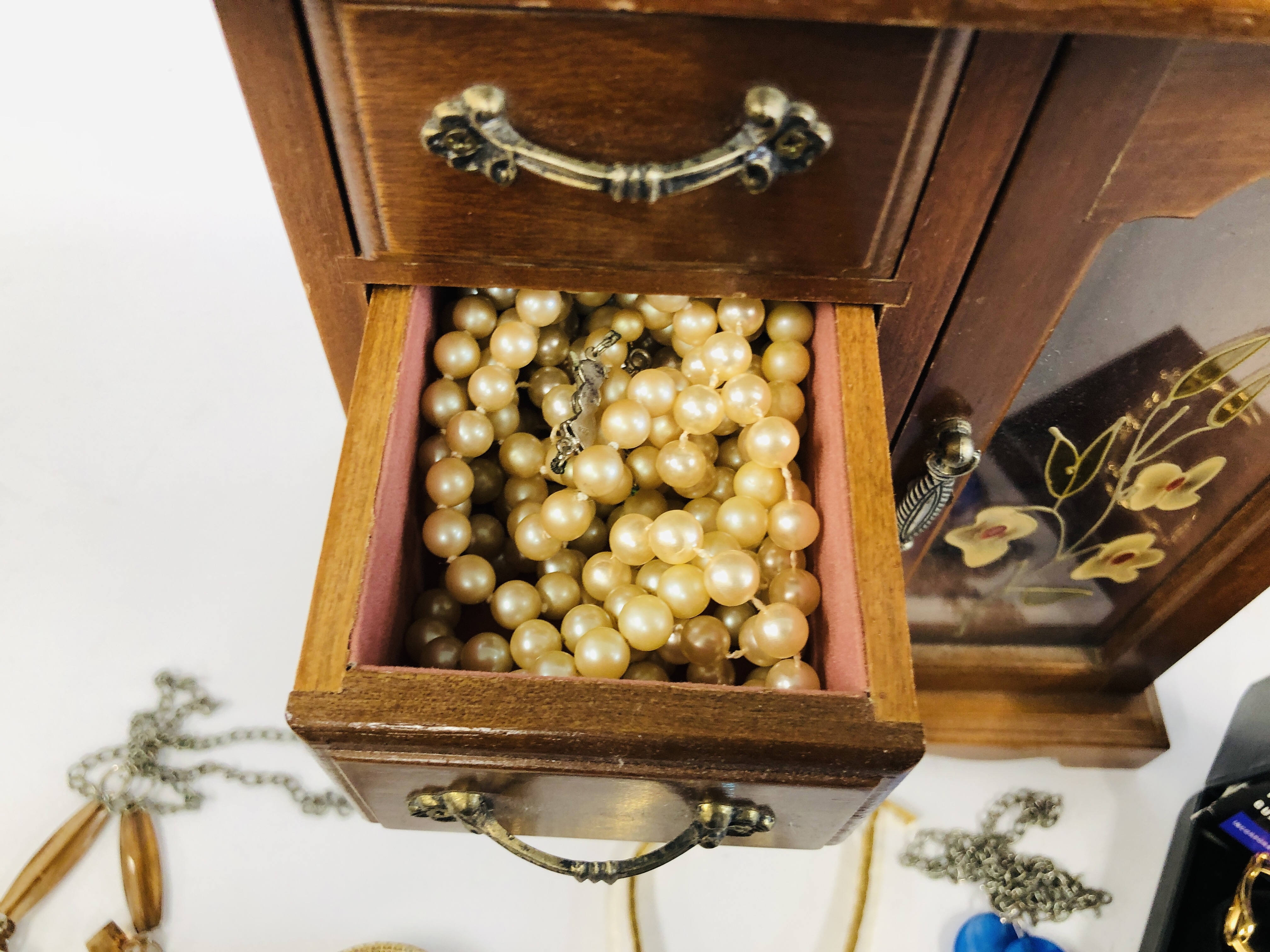 A MODERN FOUR DRAWER JEWELLERY CHEST WITH STAINGLASS PANEL AND CONTENTS TO INCLUDE NECKLACES, - Image 10 of 11