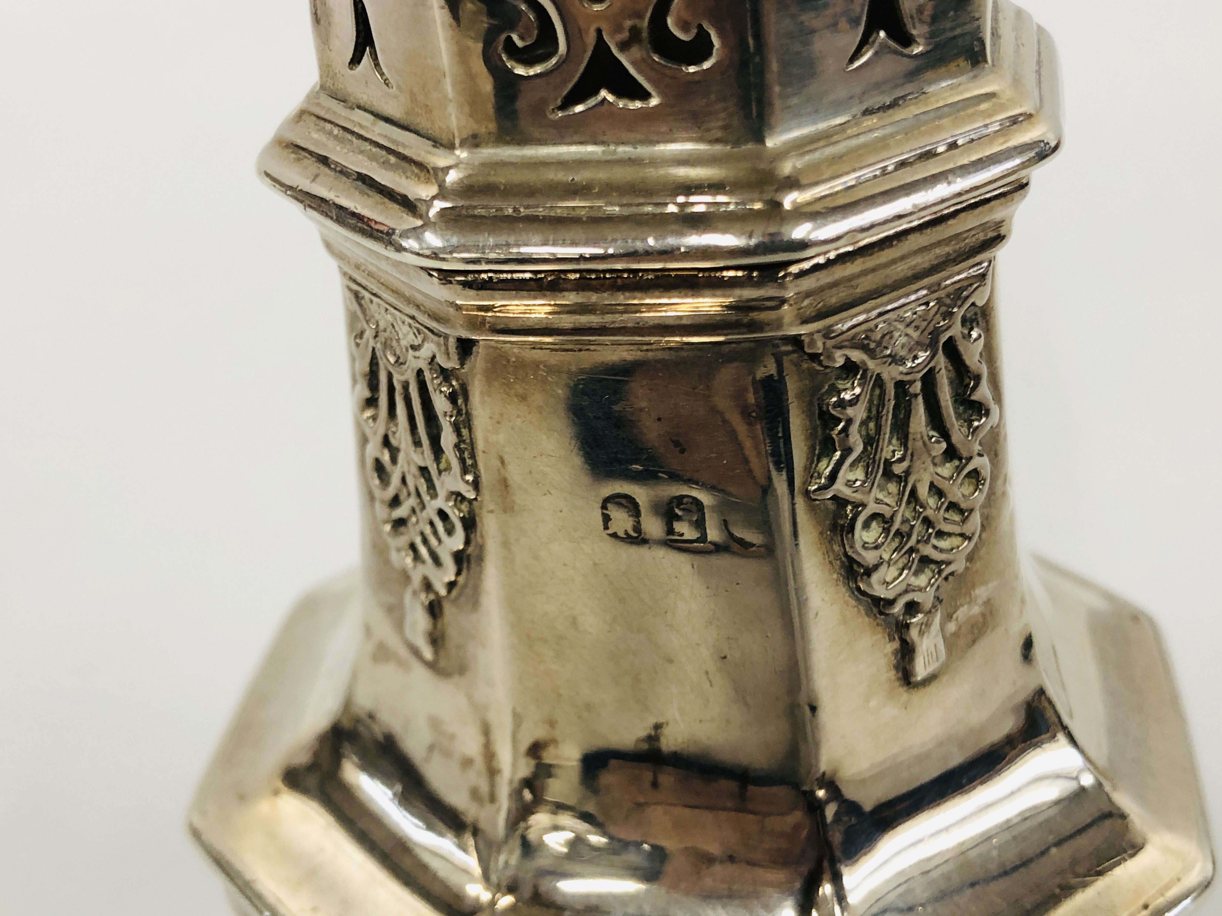 A SILVER SUGAR CASTOR OF OCTAGONAL FORM BRITANNIA STANDARD EARLY C19TH HEIGHT 19.5CM. - Image 5 of 9