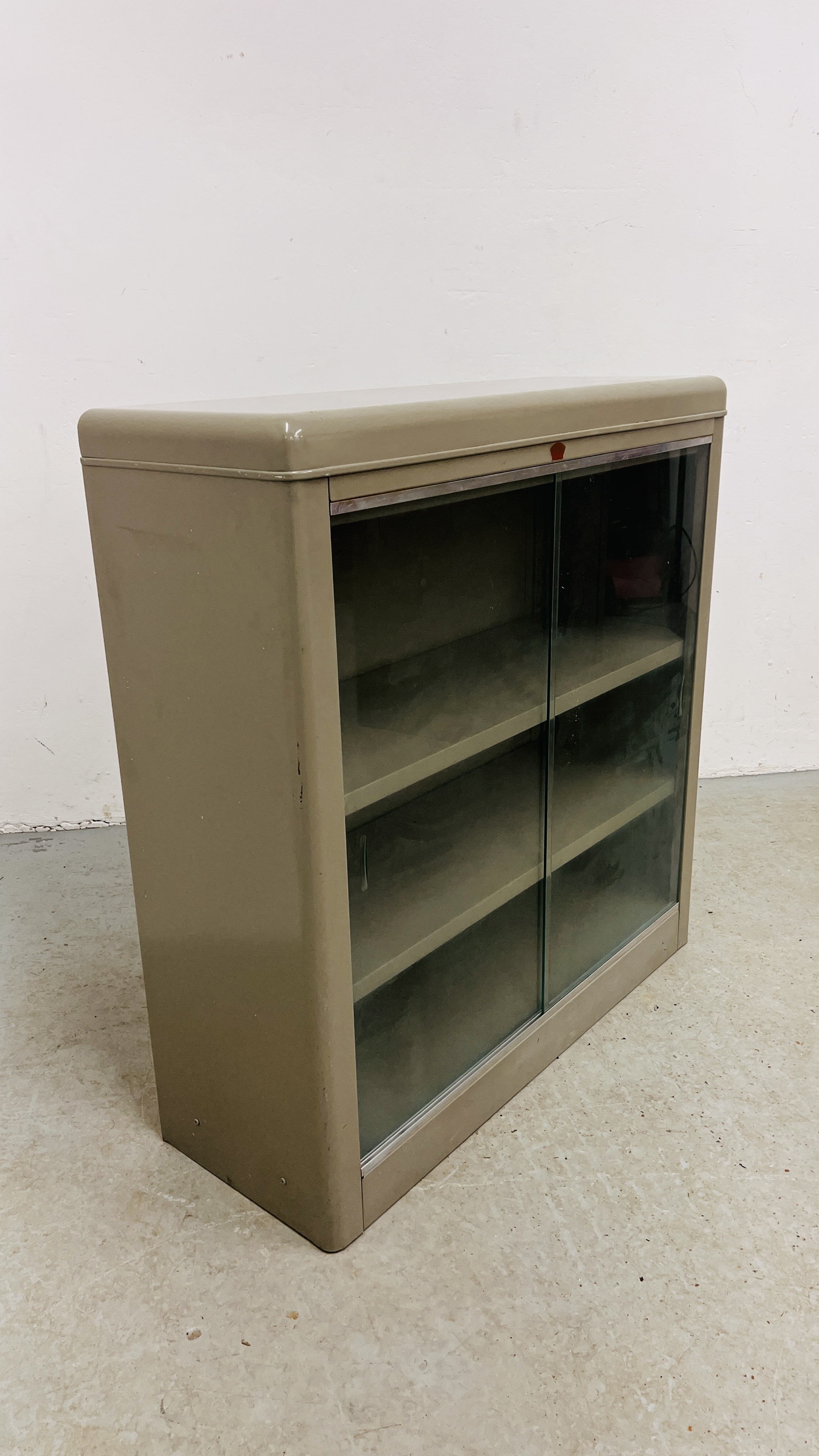 A VINTAGE HOWDEN STEEL EQUIPMENT BOOKCASE WITH SLIDING GLASS DOORS, W 89CM, D 31CM, H 92CM. - Image 2 of 8