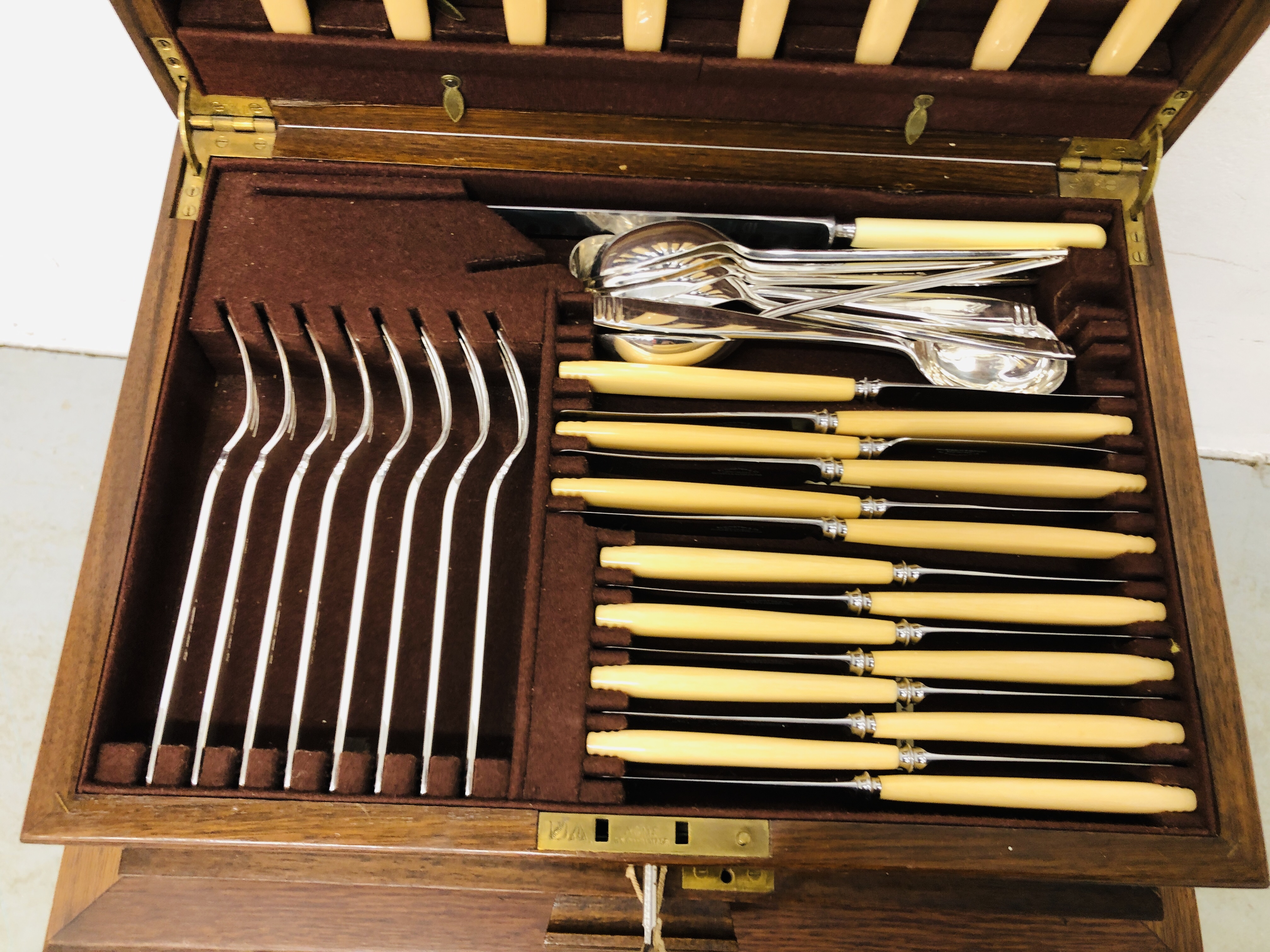 A MAHOGANY CANTEEN OF SILVER PLATED CUTLERY (NOT COMPLETE) ON MAHOGANY STAND - Image 4 of 9