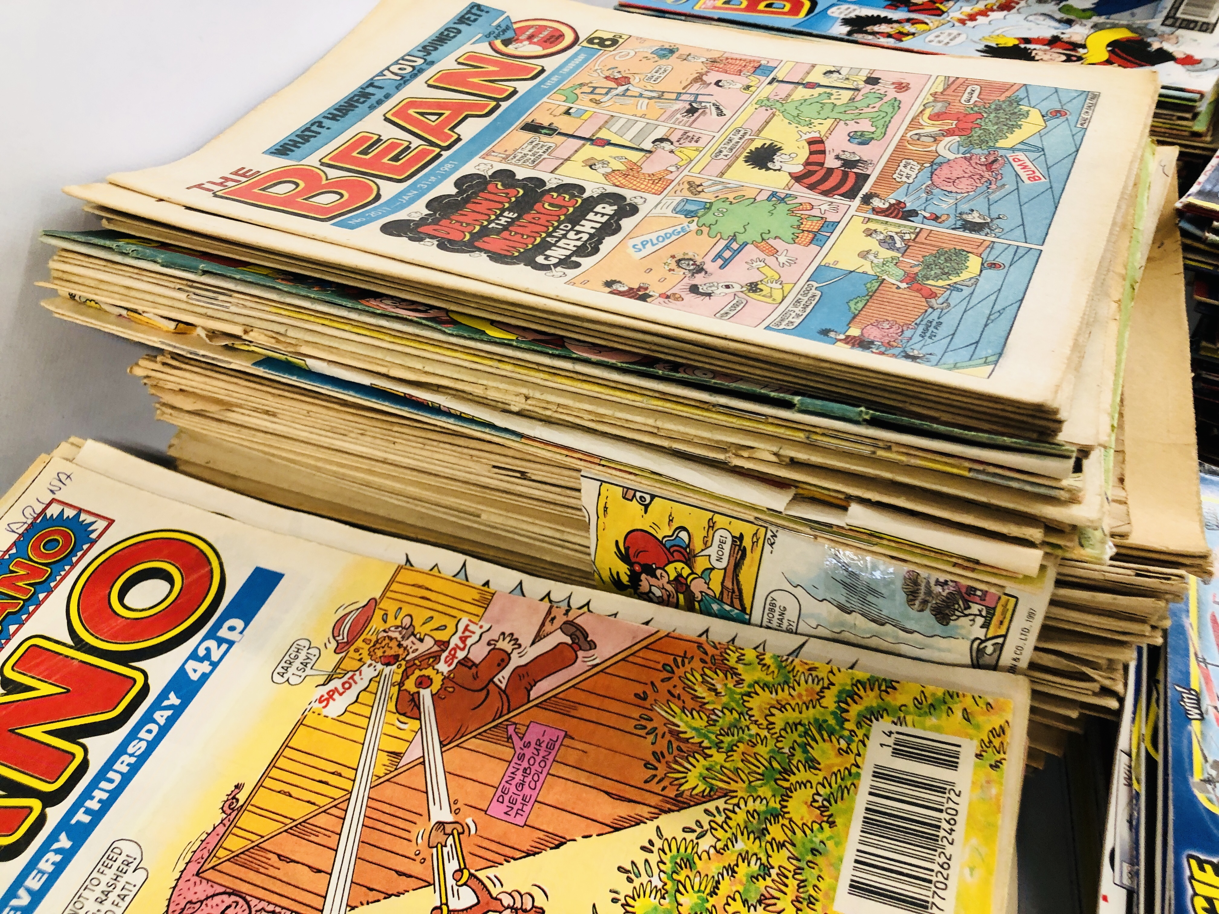 A LARGE GROUP OF VINTAGE AND MODERN BEANO COMICS. - Image 3 of 4