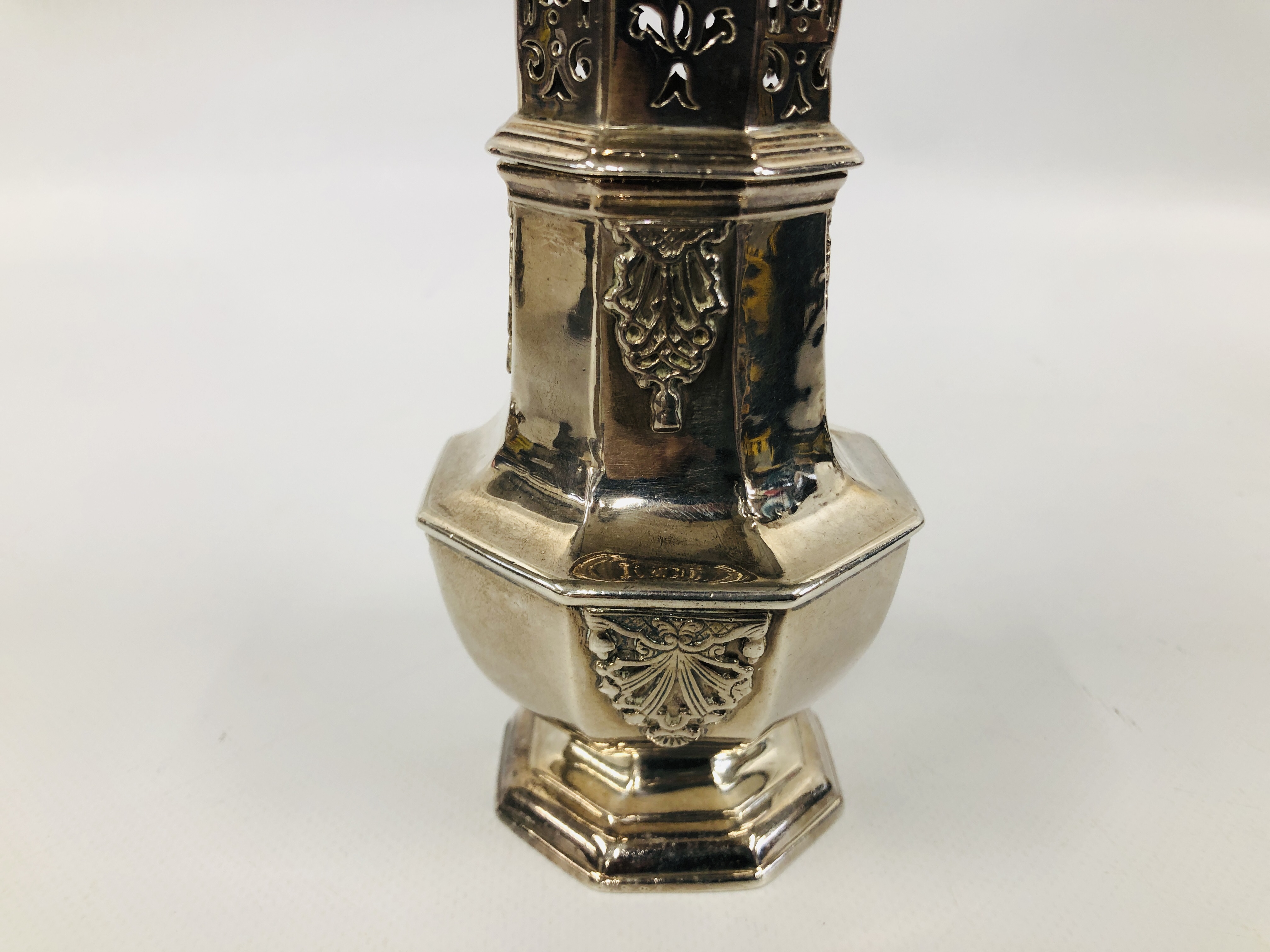 A SILVER SUGAR CASTOR OF OCTAGONAL FORM BRITANNIA STANDARD EARLY C19TH HEIGHT 19.5CM. - Image 3 of 9