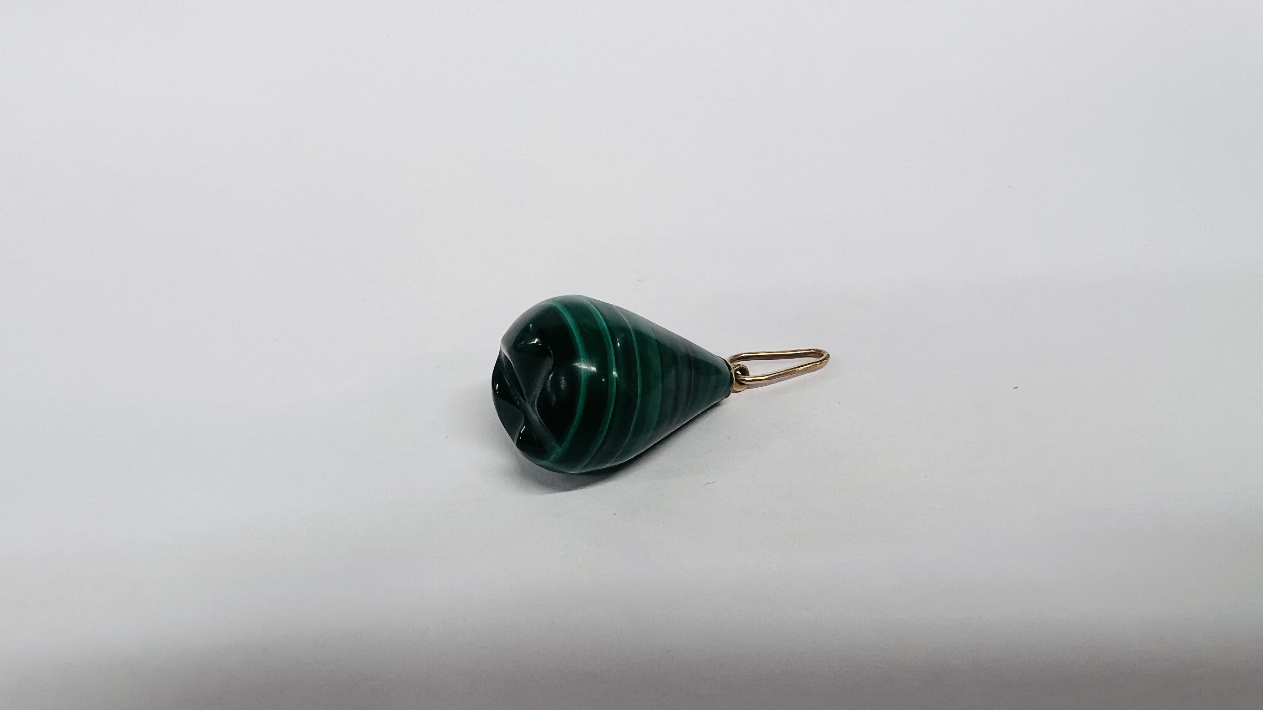 A MALACHITE PENDANT ON YELLOW METAL SUSPENSION LOOP, - Image 7 of 8