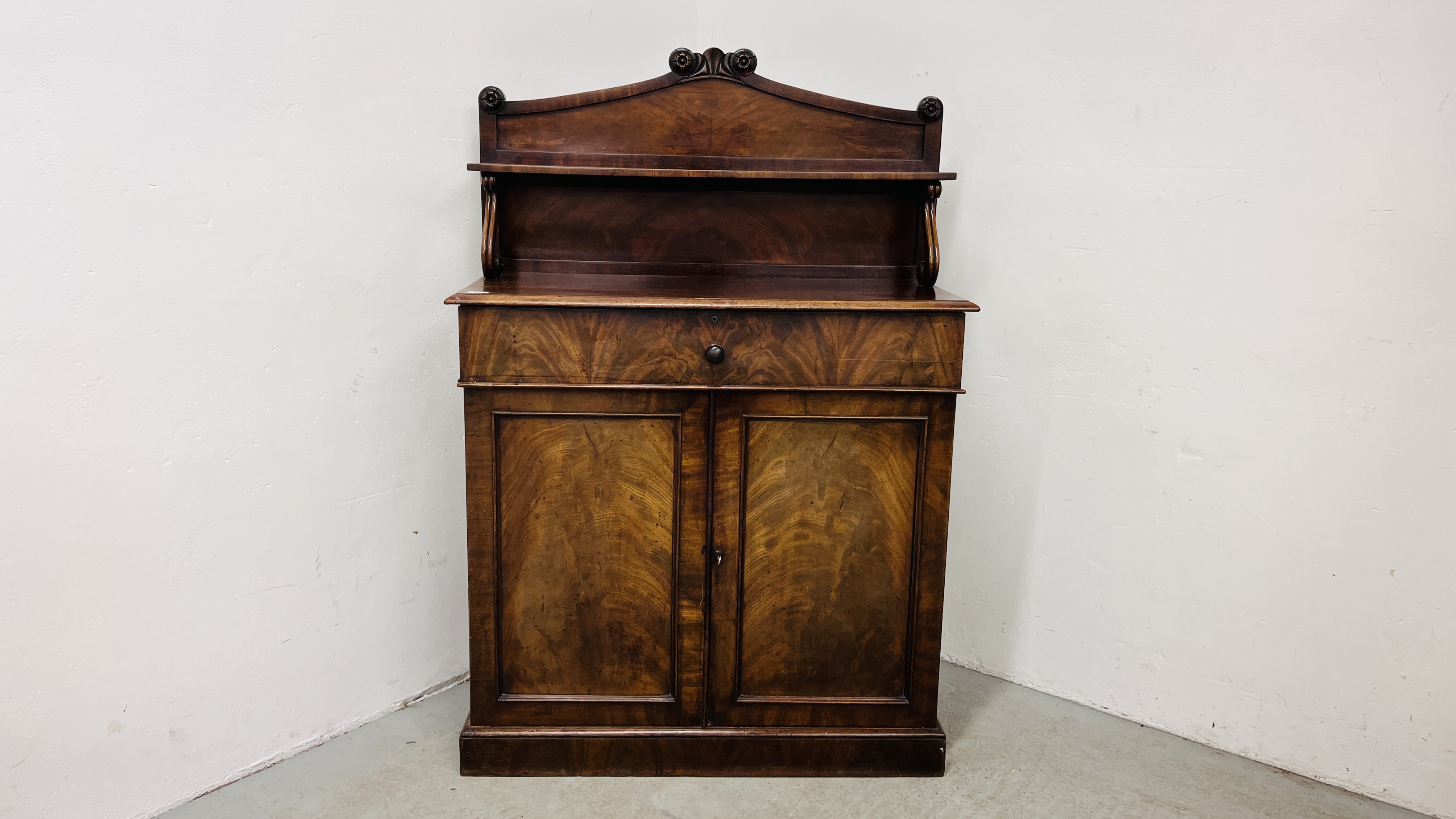 A VICTORIAN MAHOGANY SINGLE DRAWER SIDEBOARD WITH UPSTAND WIDTH 100CM. DEPTH 44CM. HEIGHT 146CM.