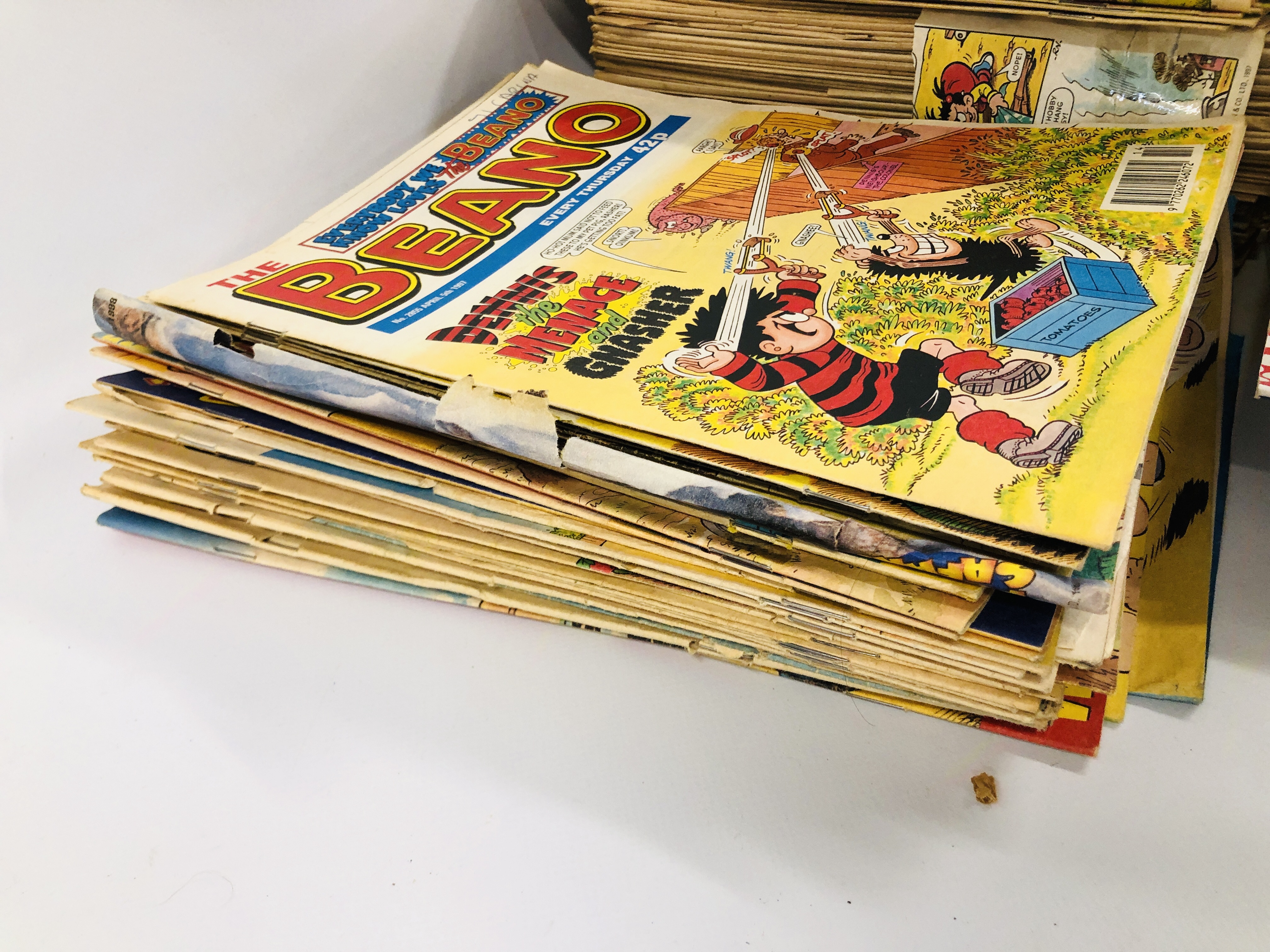 A LARGE GROUP OF VINTAGE AND MODERN BEANO COMICS. - Image 2 of 4