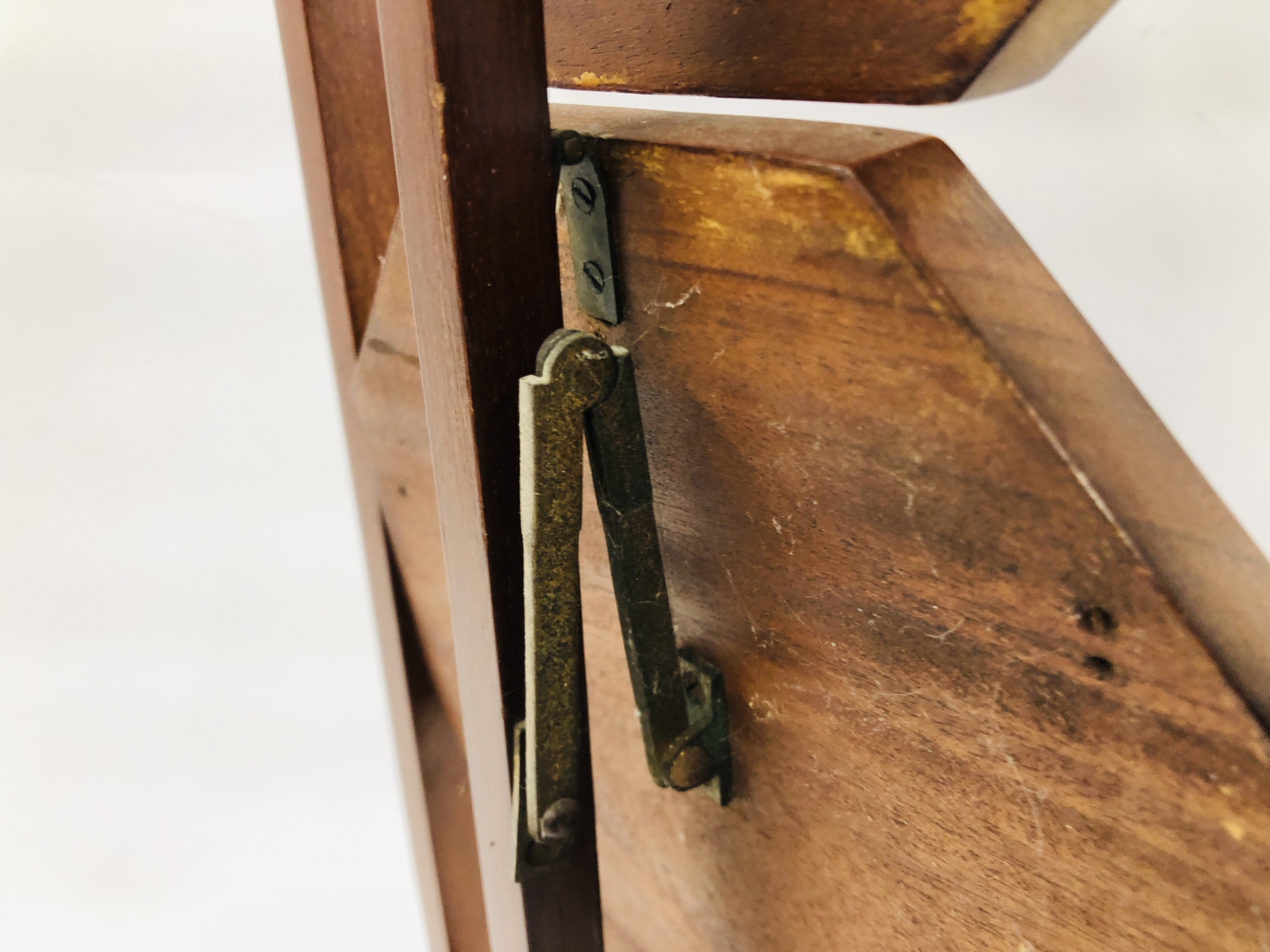 AN EDWARDIAN MAHOGANY AND INLAID FOLDING CAKE STAND. - Image 6 of 6