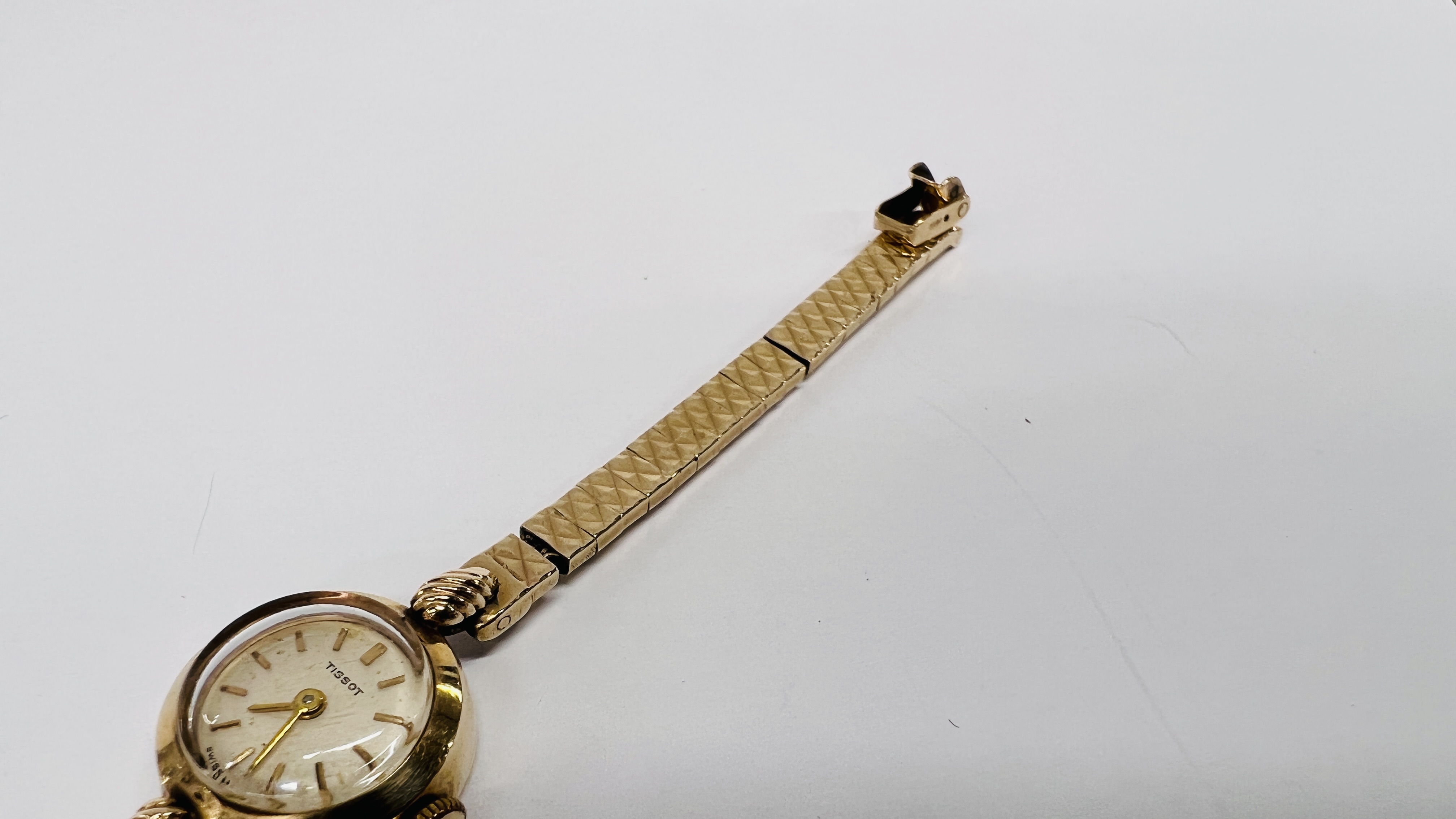 A LADY'S 9CT GOLD TISSOT WRISTWATCH WITH BATON NUMERALS, ON A 9CT GOLD BRACELET. - Image 3 of 13