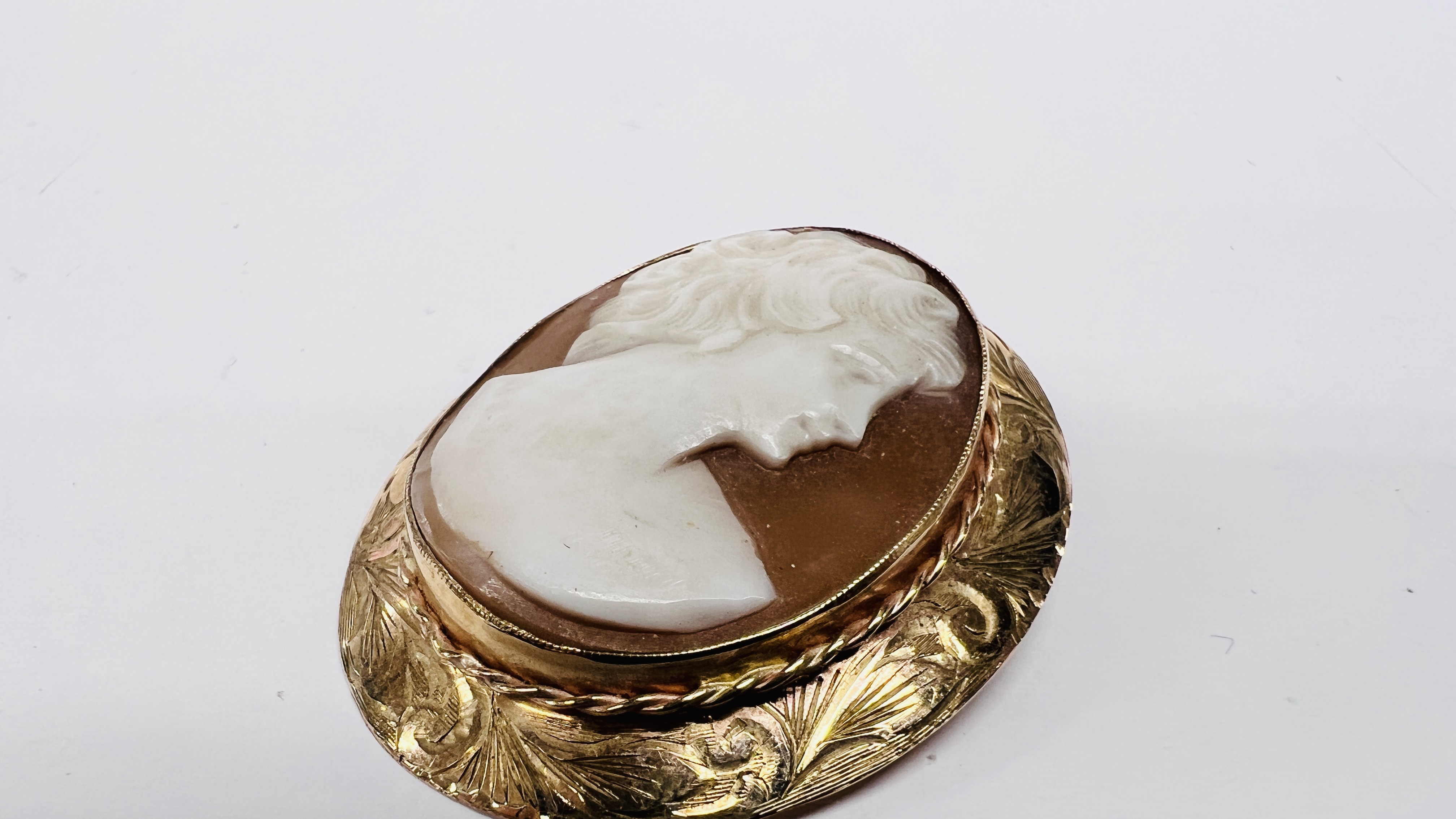 A SHELL CAMEO PENDANT / BROOCH IN 9CT GOLD FRAME. - Image 5 of 7