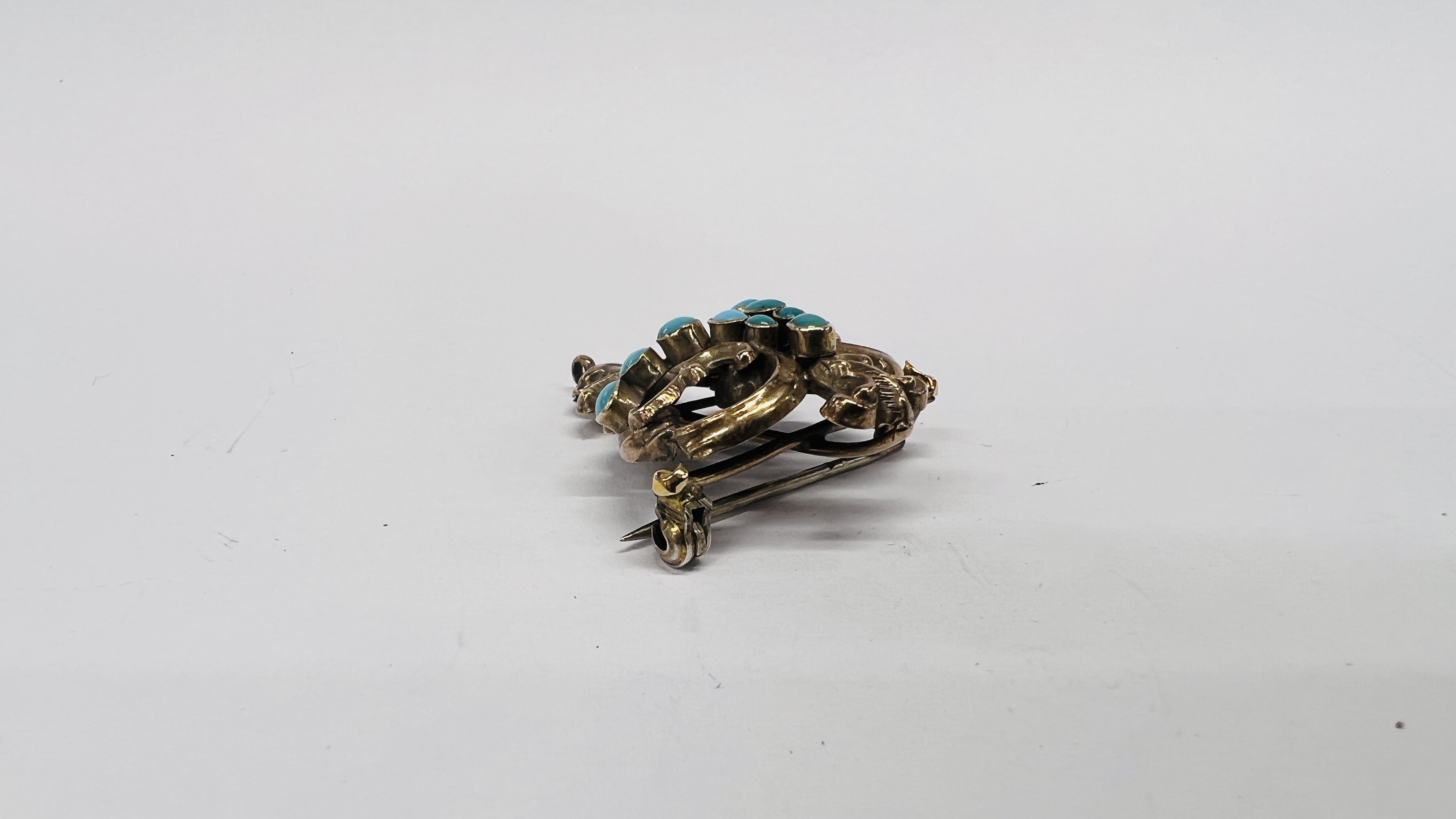 A YELLOW METAL TURQUOISE BROOCH, THE GRADUATED STONES IN A SCROLLED SETTING. - Image 4 of 8