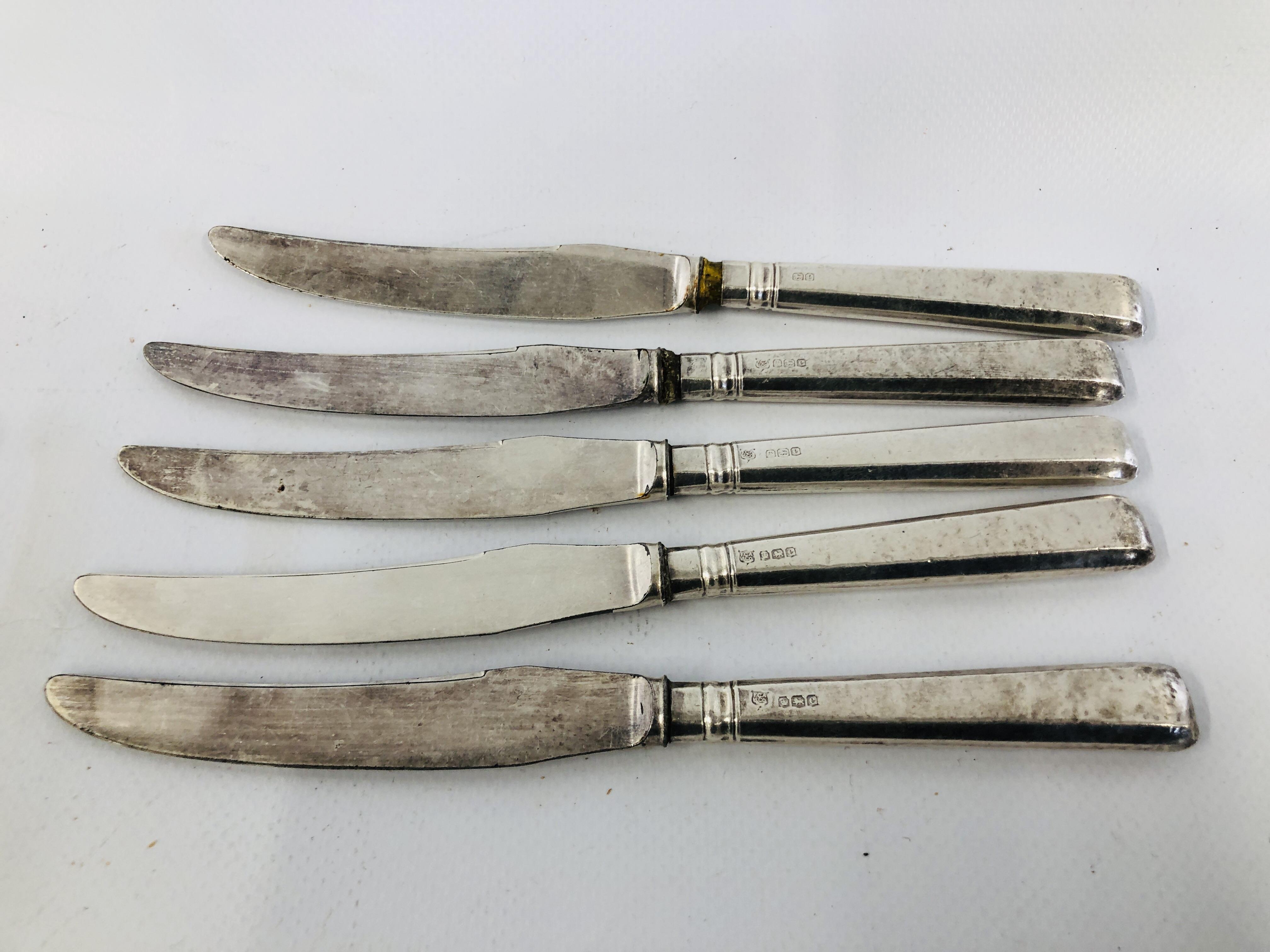 A GROUP OF SILVER TO INCLUDE 5 SILVER HANDLED KNIVES, SILVER HANDLED HOOK, - Image 10 of 17