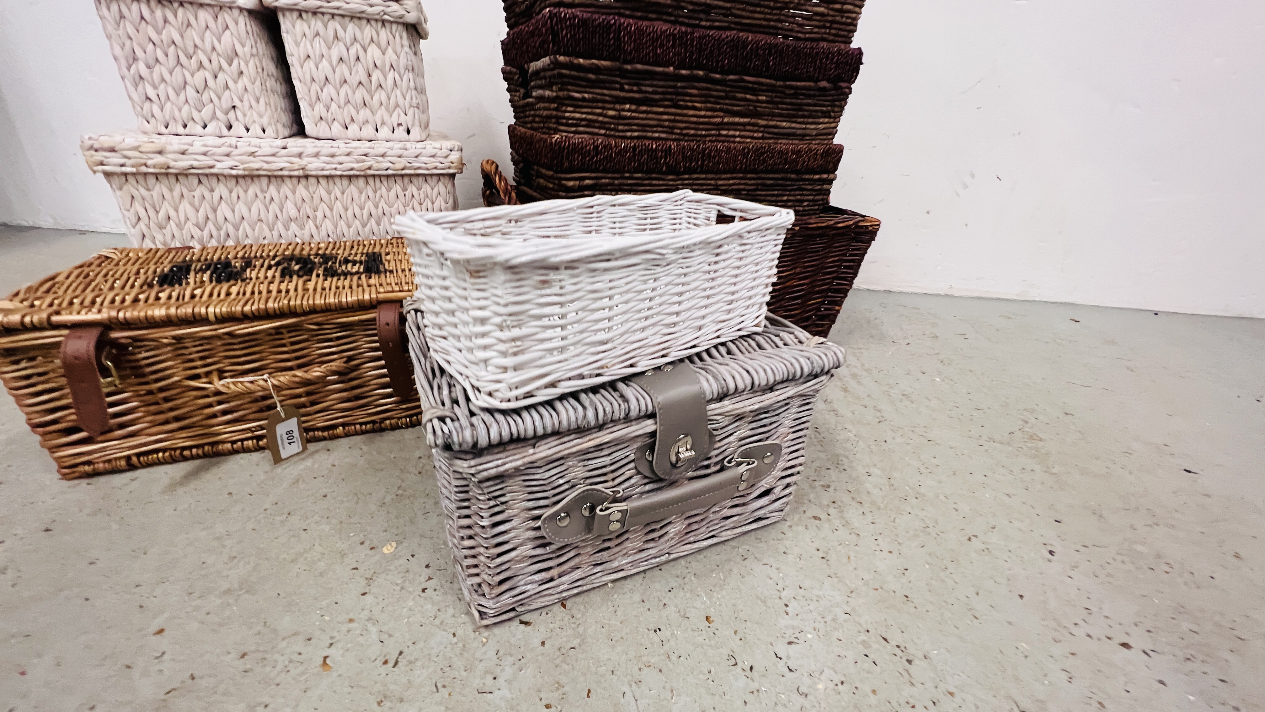 A COLLECTION OF ASSORTED STORAGE BASKETS (10) - Image 2 of 6