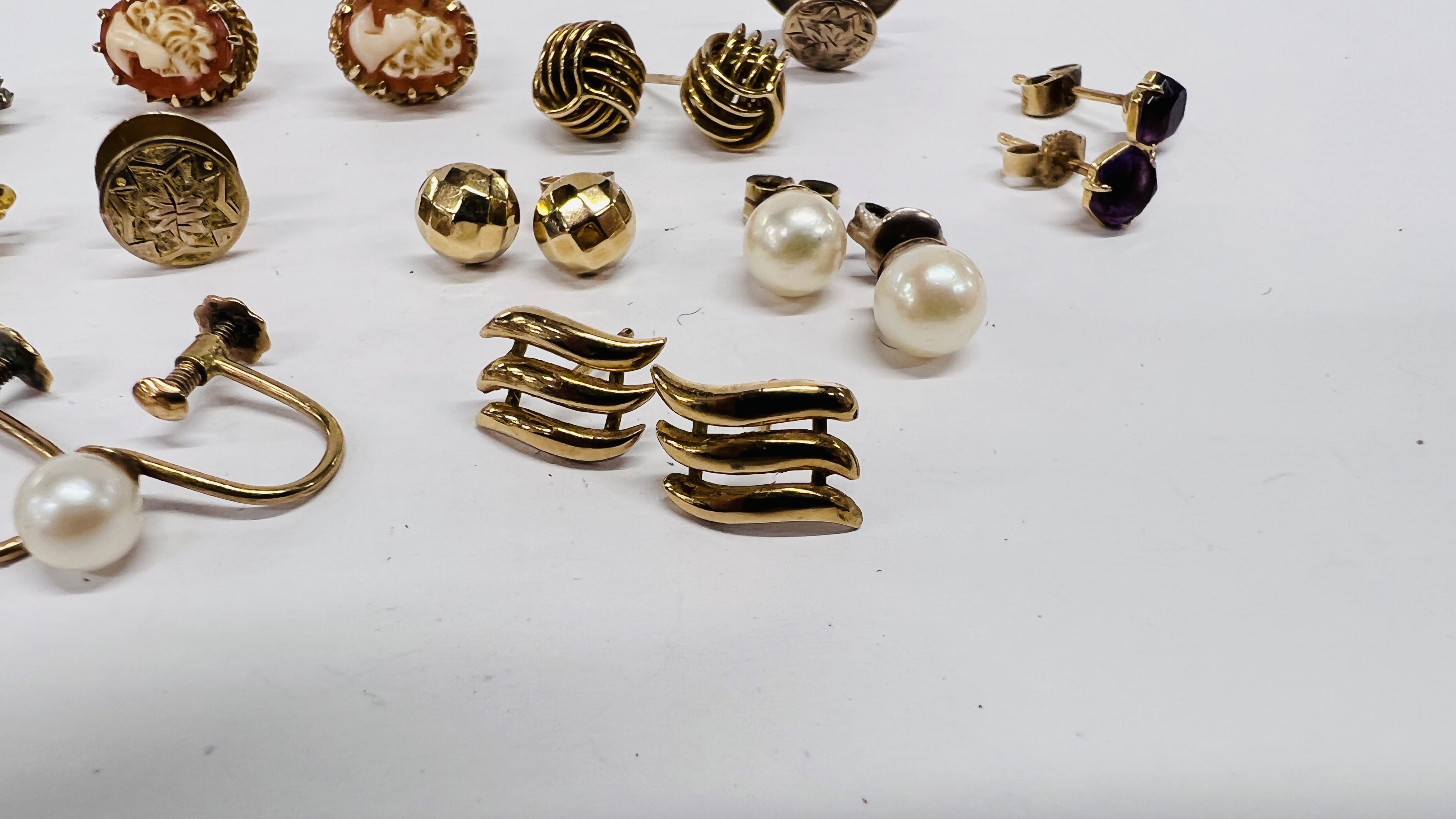 A GROUP OF FIVE PAIRS OF YELLOW METAL STUD EARRINGS TO INCLUDE PEARL AND CAMEO EXAMPLES, - Image 2 of 9