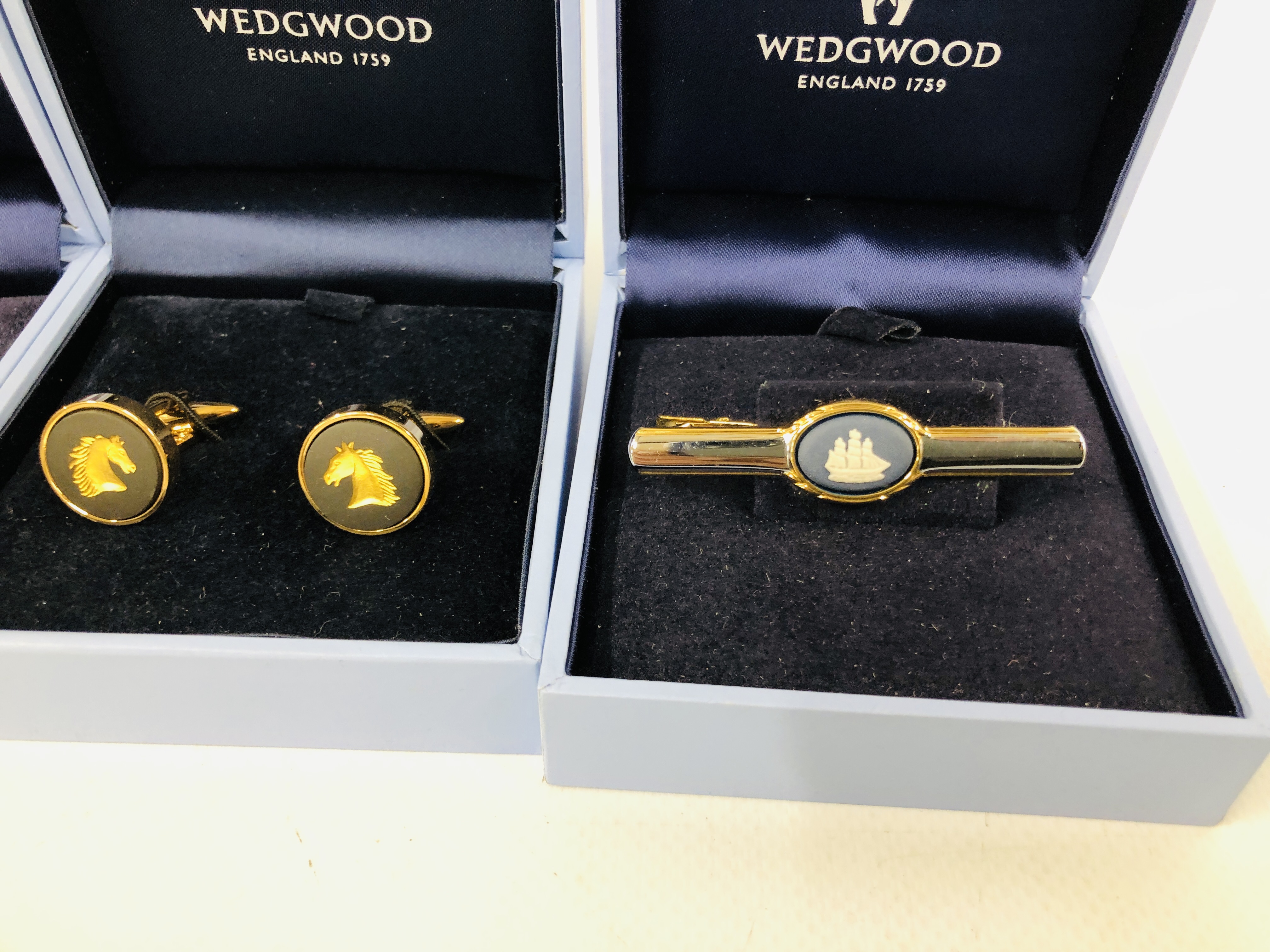 PAIR OF OVAL WEDGWOOD CUFF LINKS DEPICTING SHIPS ALONG WITH A MATCHING TIE CLIP AND A FURTHER PAIR - Image 4 of 4