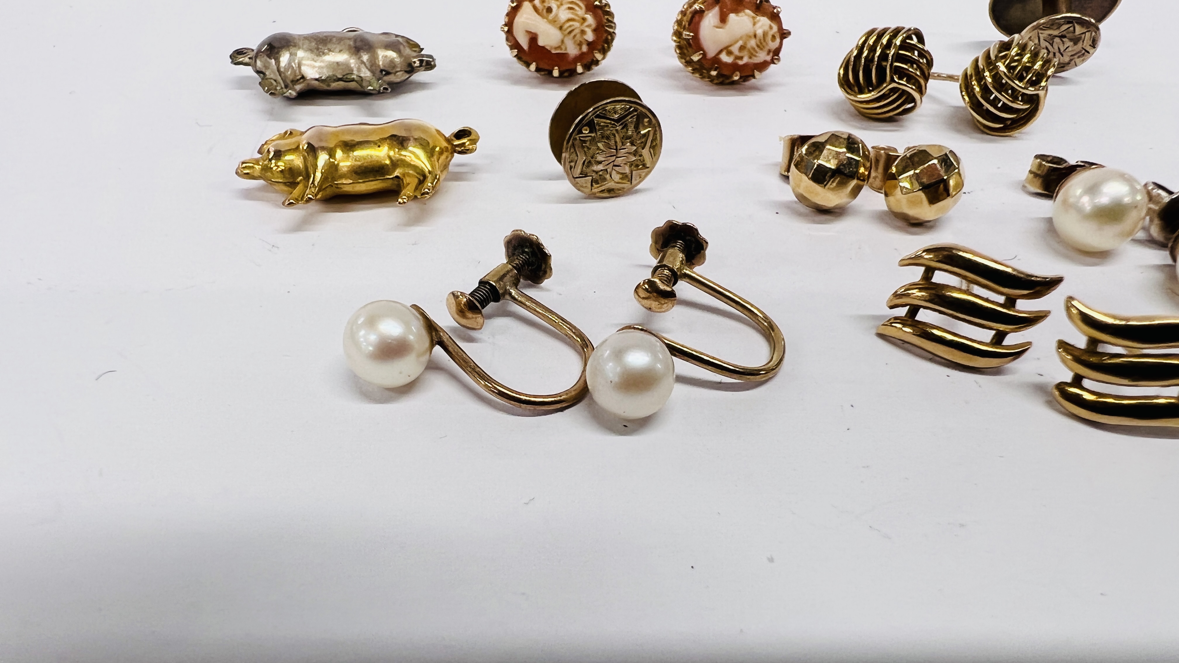 A GROUP OF FIVE PAIRS OF YELLOW METAL STUD EARRINGS TO INCLUDE PEARL AND CAMEO EXAMPLES, - Image 3 of 9