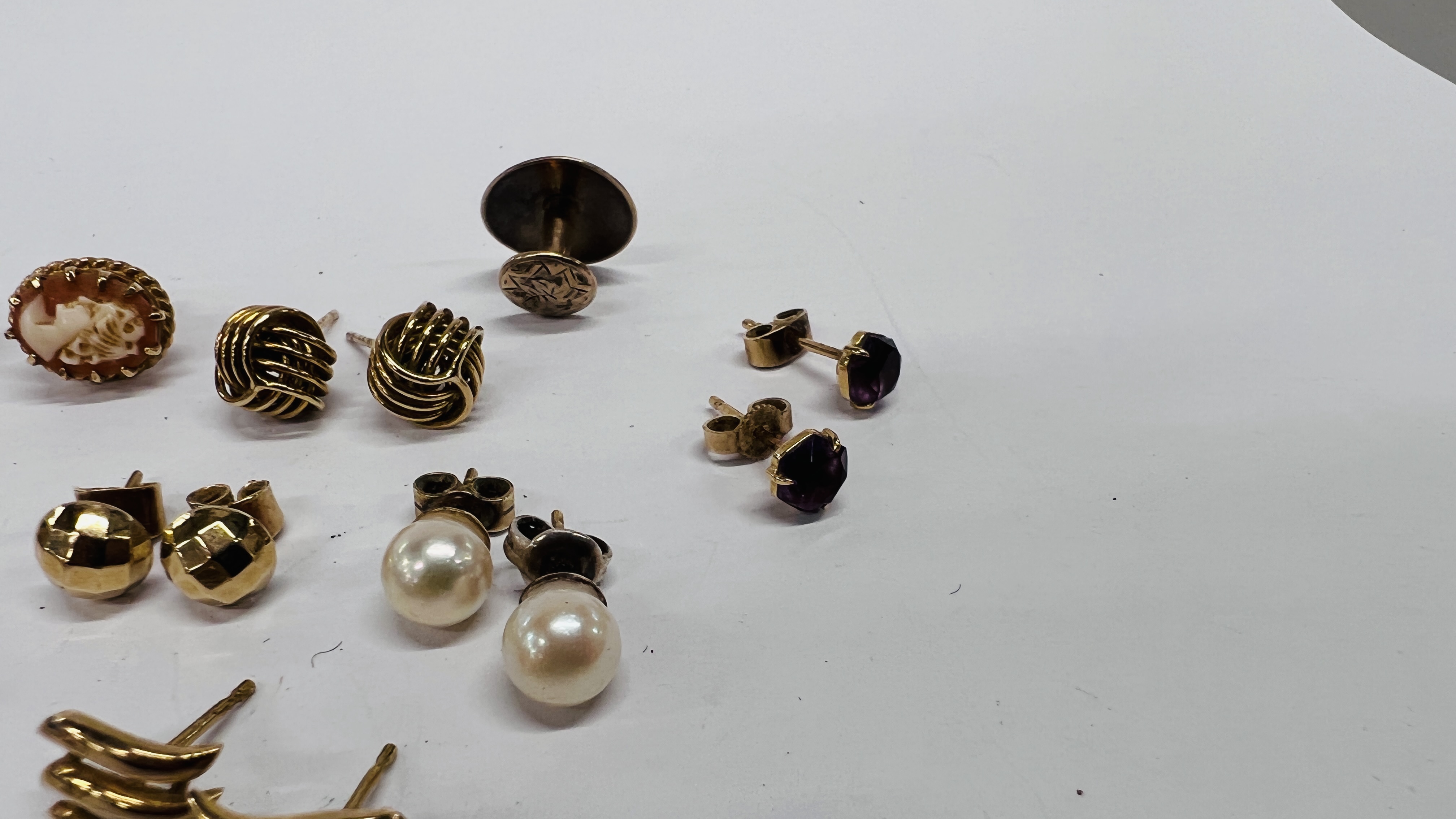 A GROUP OF FIVE PAIRS OF YELLOW METAL STUD EARRINGS TO INCLUDE PEARL AND CAMEO EXAMPLES, - Image 7 of 9