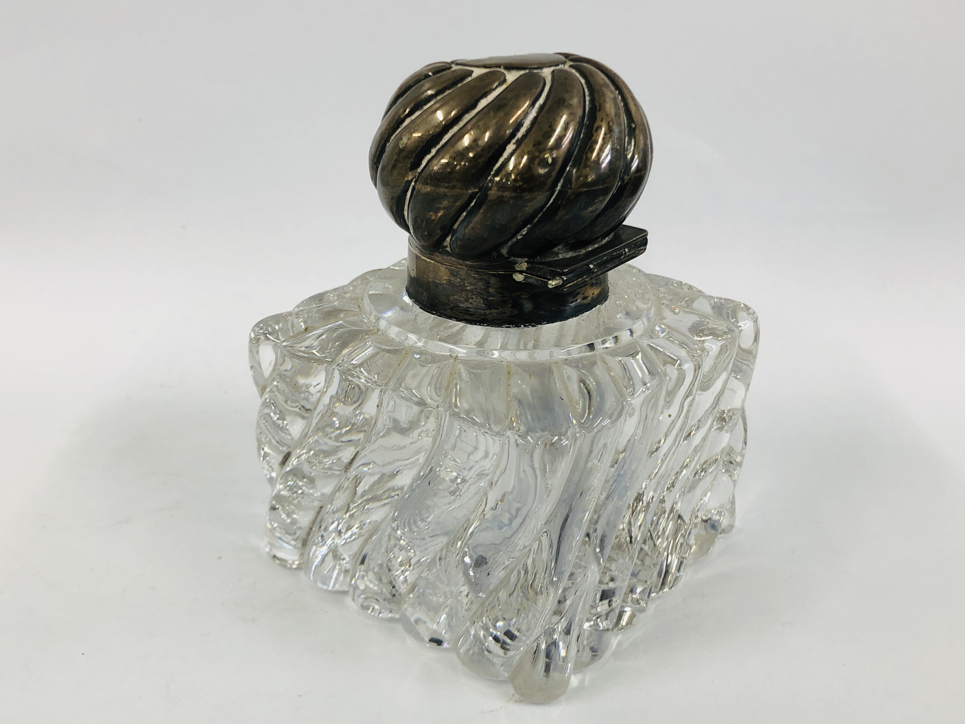 A SILVER MOUNTED GLASS INKWELL, THE COLLAR AND LID BIRMINGHAM 1916, - Image 5 of 7