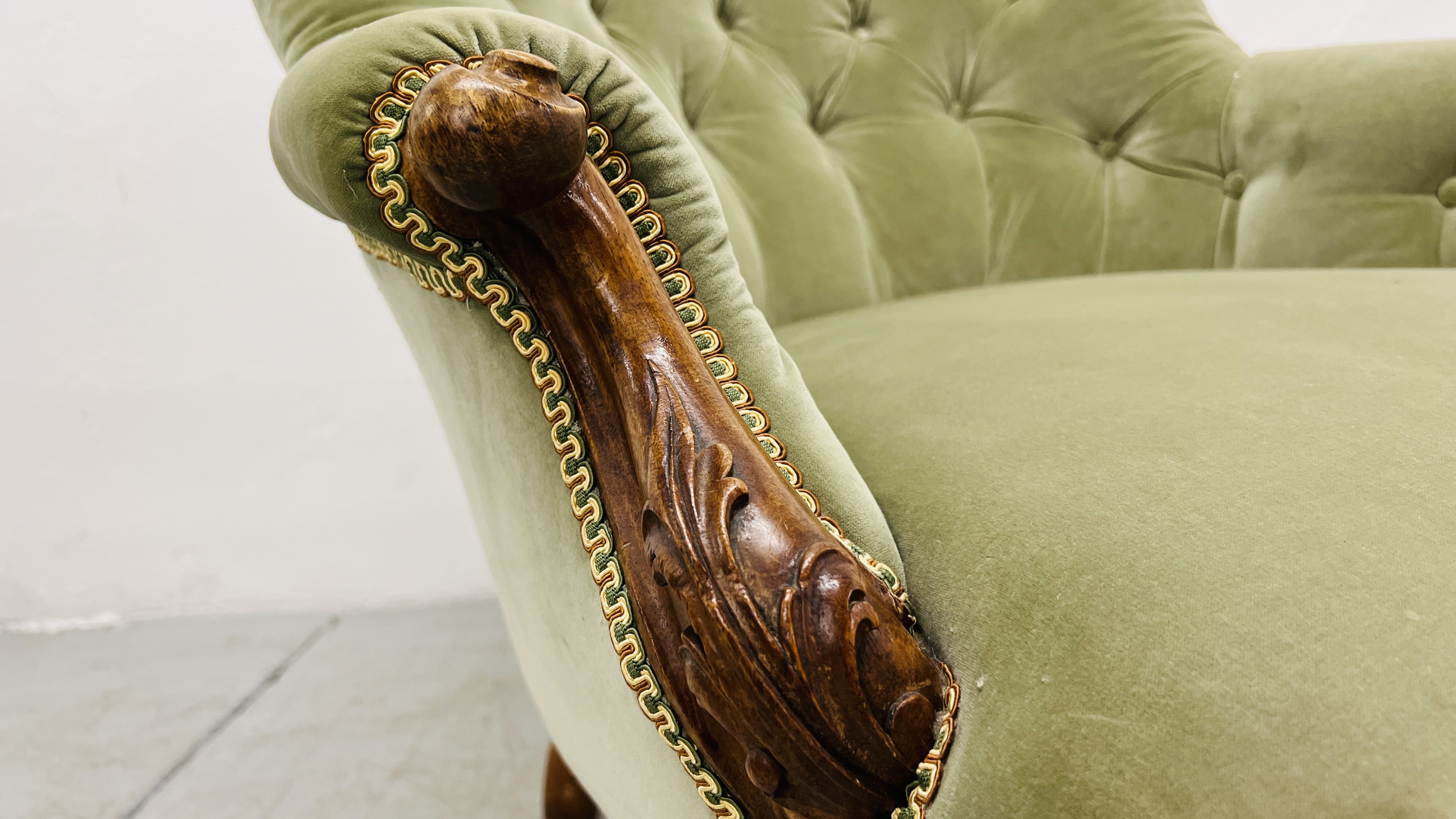 A VICTORIAN BUTTON BACK NURSING CHAIR - Image 4 of 11