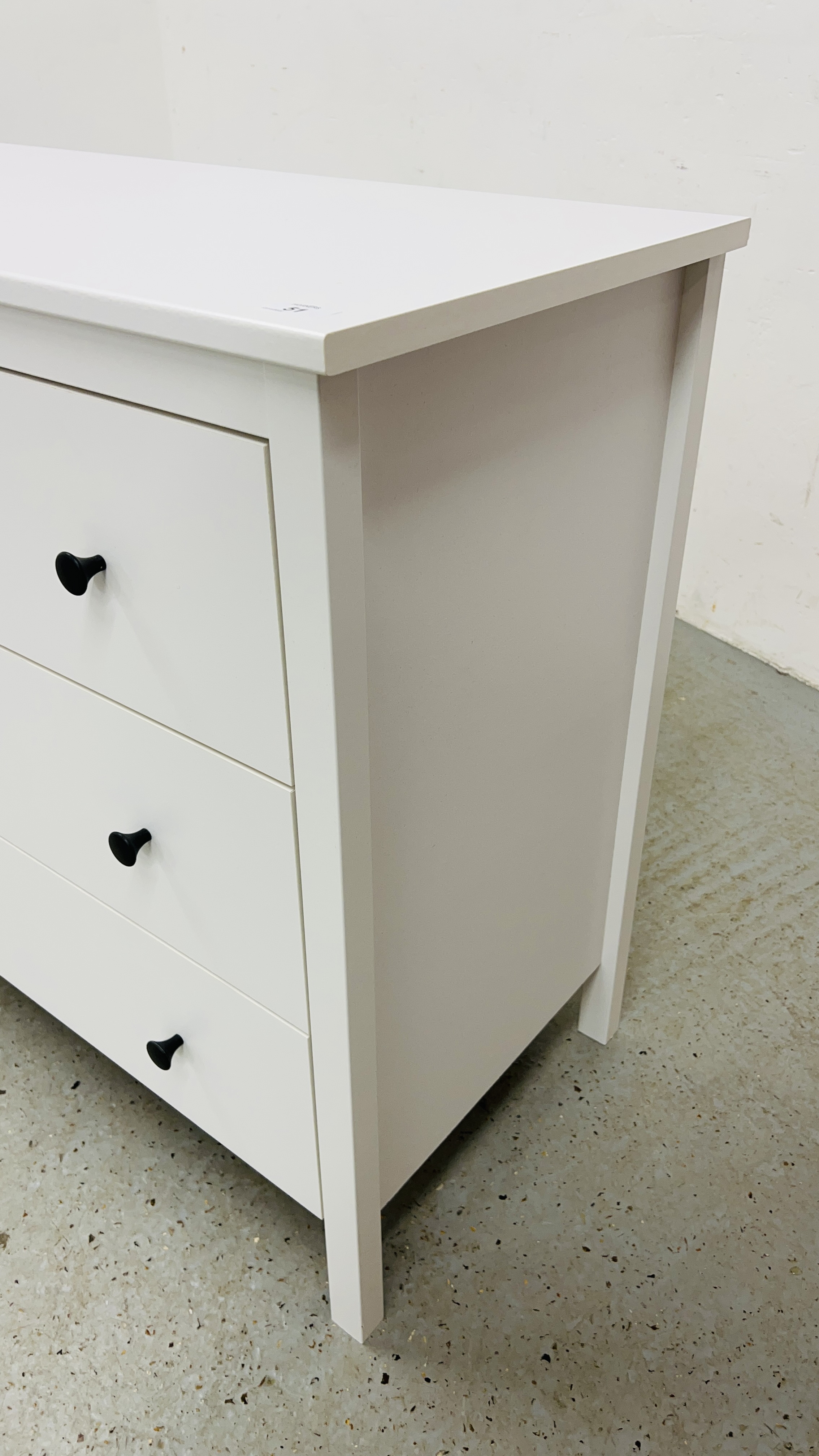 A MODERN WHITE FINISH THREE DRAWER CHEST WIDTH 91CM. DEPTH 44CM. HEIGHT 82CM. - Image 4 of 9