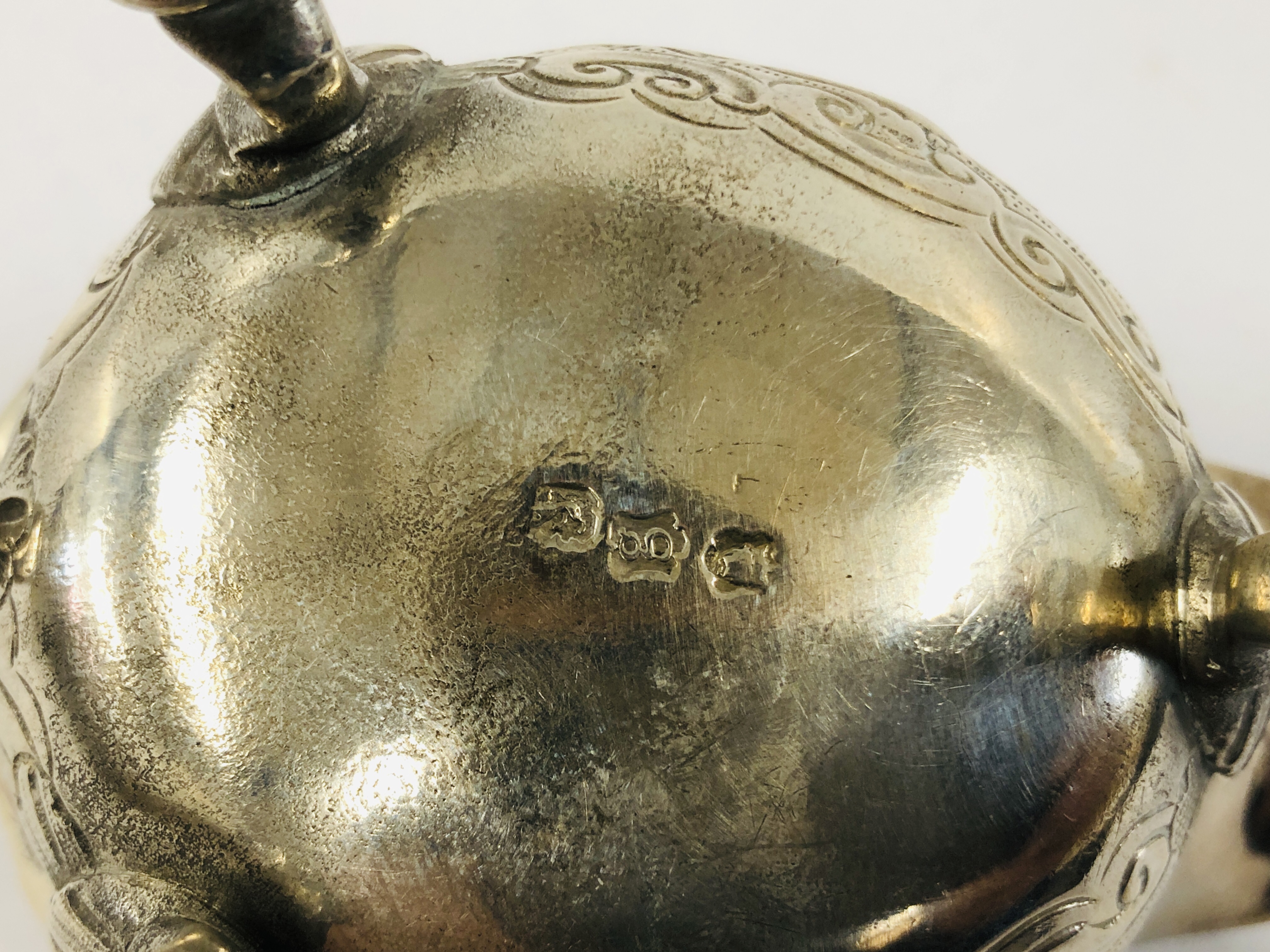 A GEORGE II SILVER CREAM BOAT WITH OPEN SCROLLED HANDLE THE BODY DECORATED WITH GEESE ON TRIPOD - Image 8 of 10