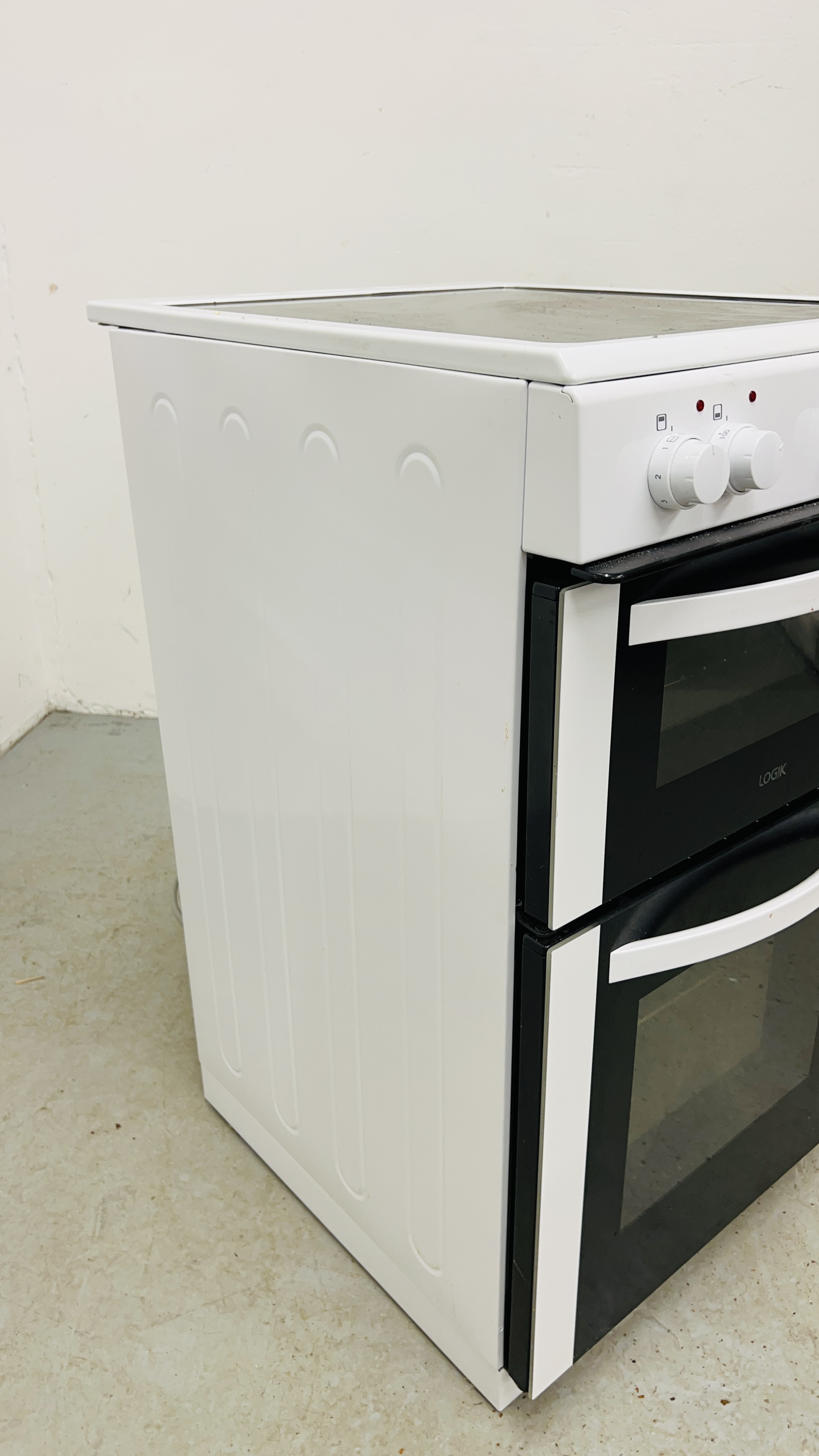 LOGIK ELECTRIC OVEN - SOLD AS SEEN. - Image 6 of 10