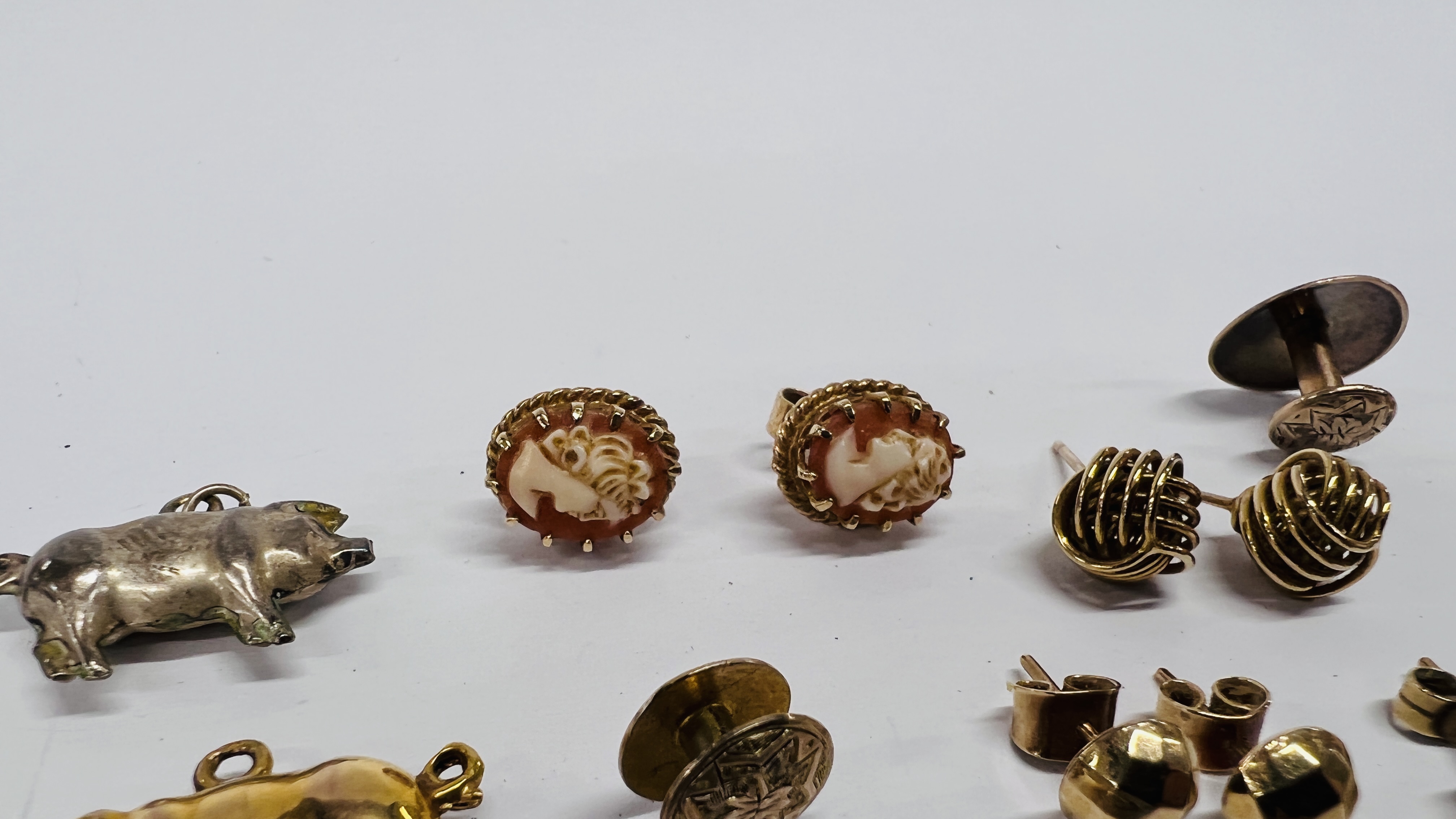 A GROUP OF FIVE PAIRS OF YELLOW METAL STUD EARRINGS TO INCLUDE PEARL AND CAMEO EXAMPLES, - Image 5 of 9