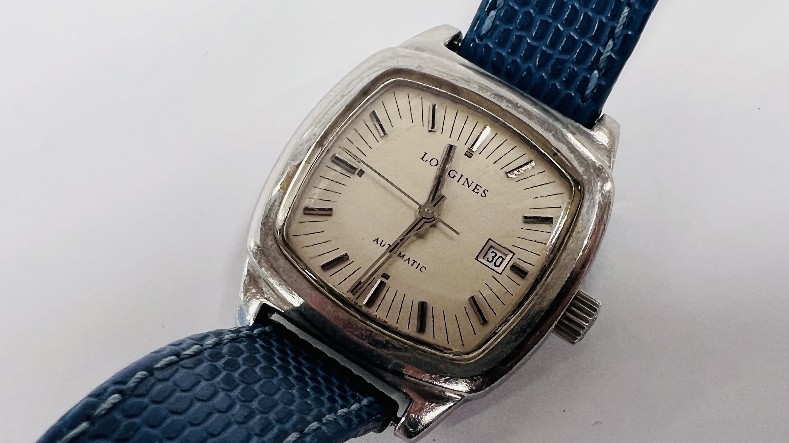 A LONGINES AUTOMATIC GENTLEMAN'S WRISTWATCH WITH STEEL CASE.