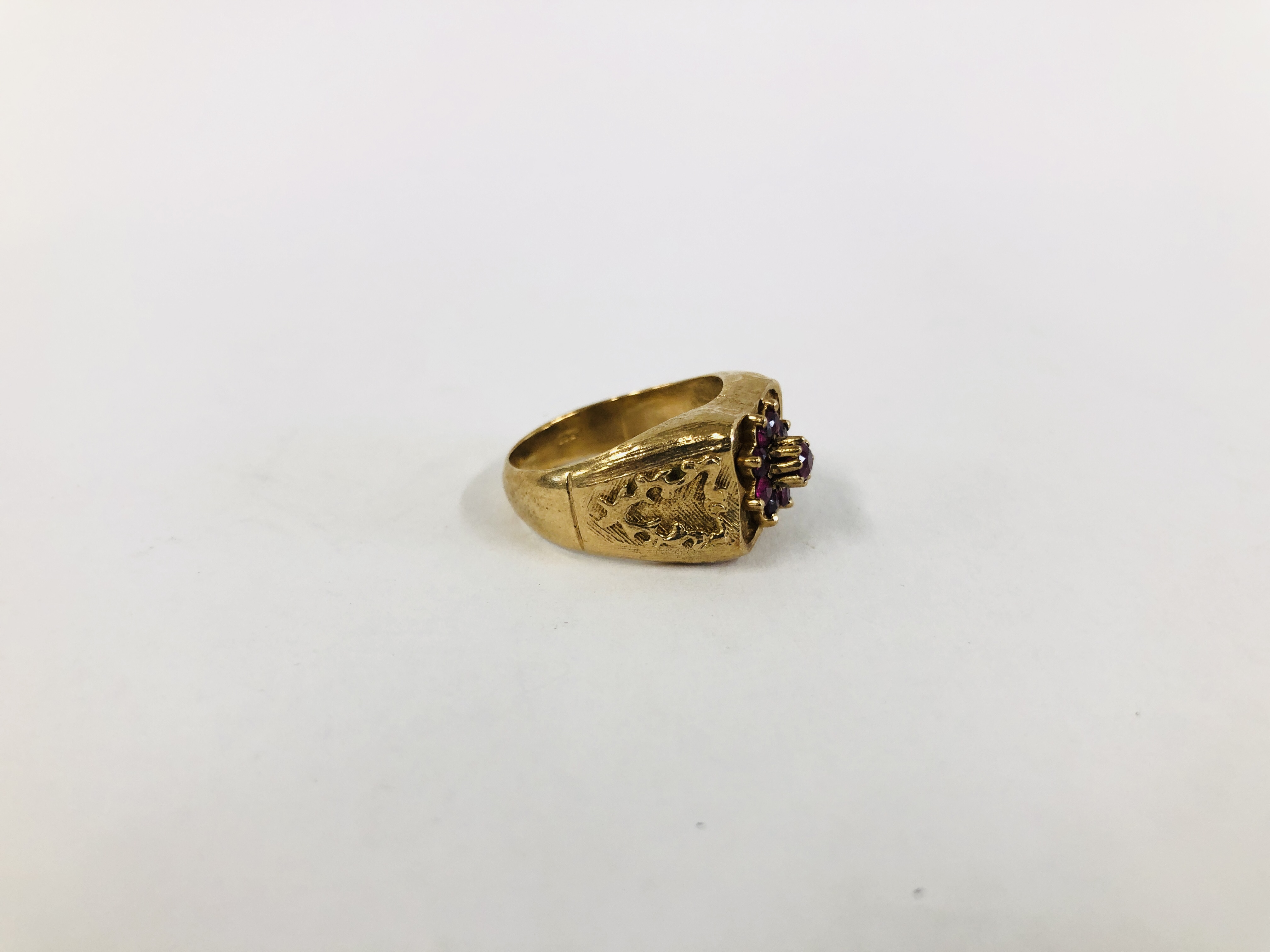 AN IMPRESSIVE 9CT GOLD RING SET WITH CENTRAL FLOWER HEAD DESIGN HAVING ORNATE SHOULDERS. - Image 3 of 7