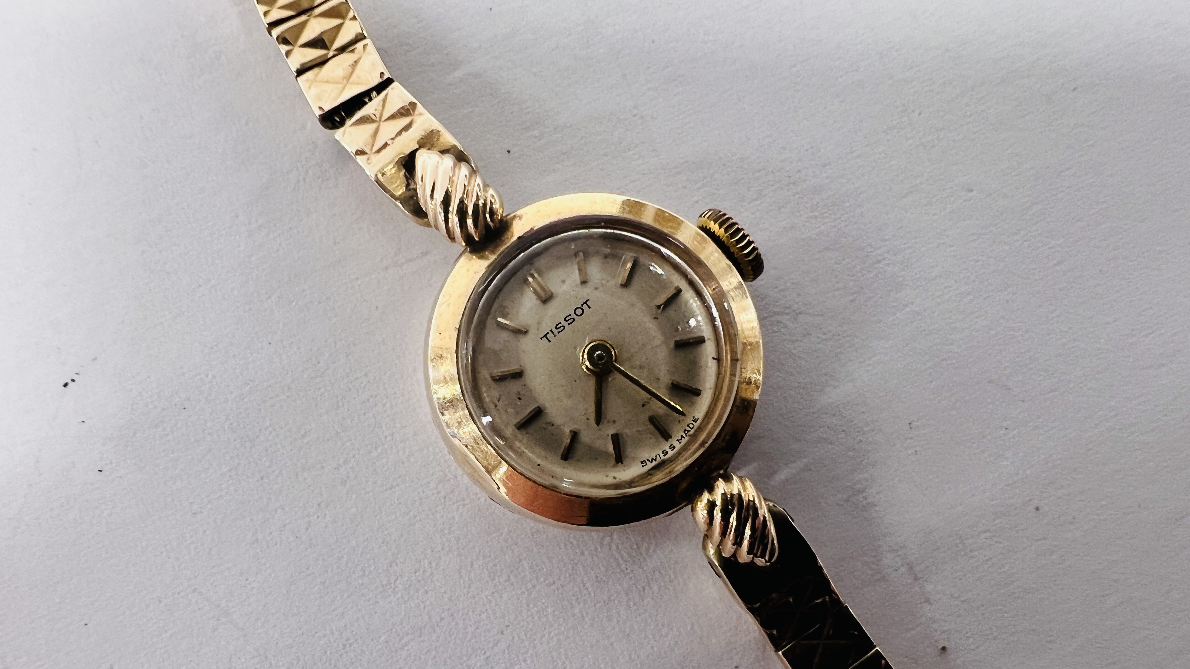 A LADY'S 9CT GOLD TISSOT WRISTWATCH WITH BATON NUMERALS, ON A 9CT GOLD BRACELET. - Image 8 of 13