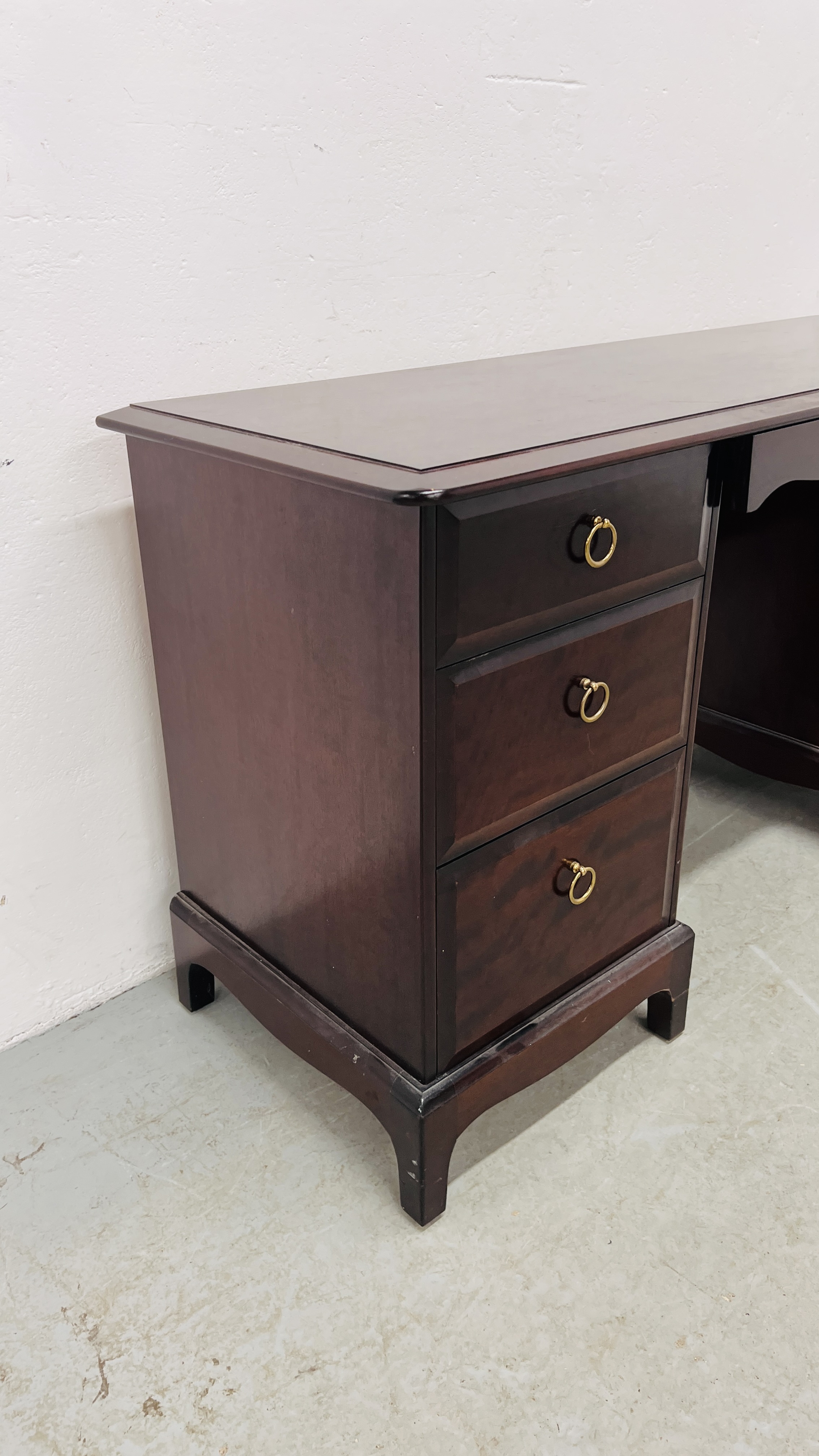 STAG SEVEN DRAWER DRESSING TABLE WIDTH 135CM. DEPTH 46CM. HEIGHT 71CM. - Image 3 of 9