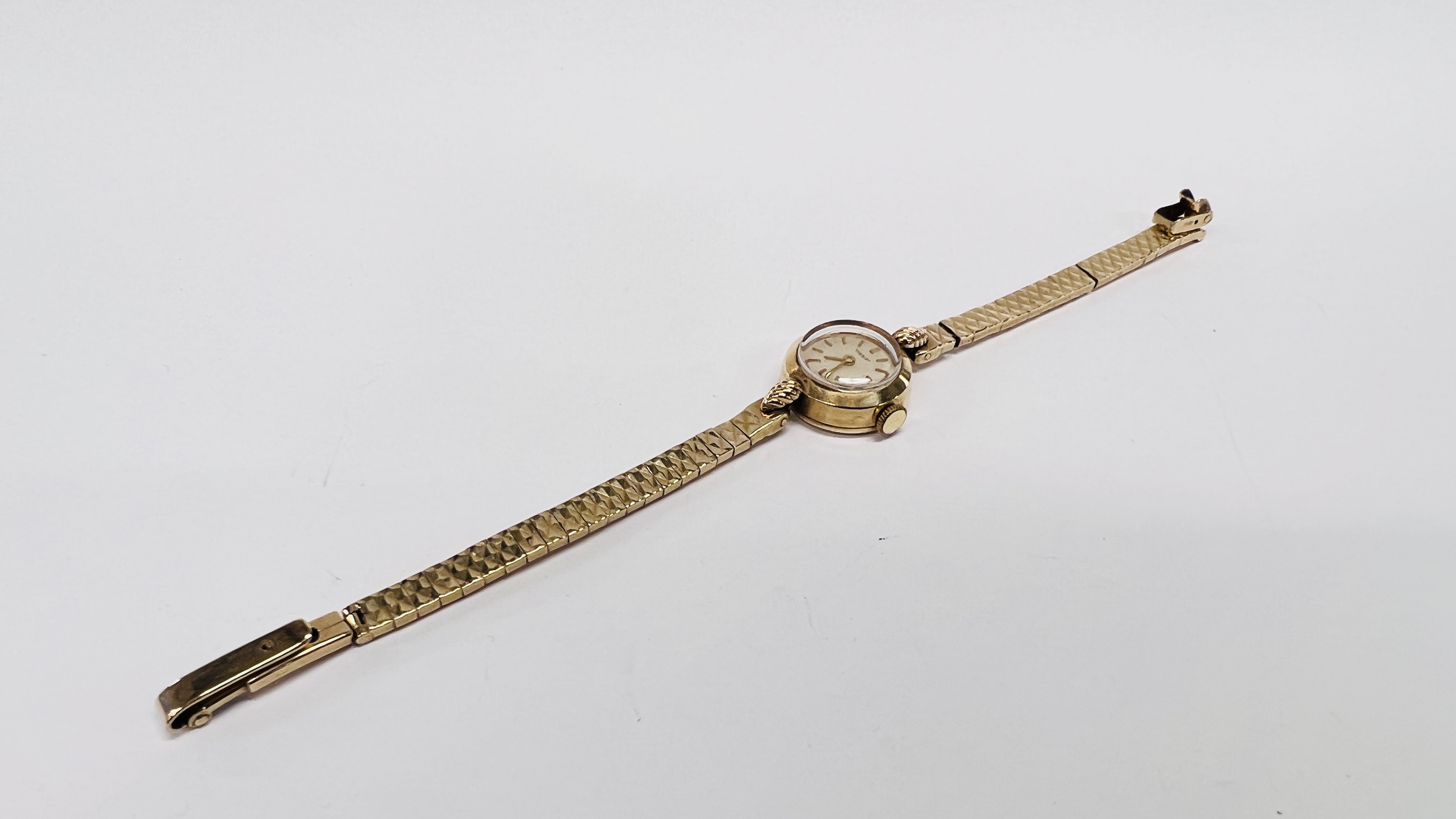 A LADY'S 9CT GOLD TISSOT WRISTWATCH WITH BATON NUMERALS, ON A 9CT GOLD BRACELET. - Image 2 of 13
