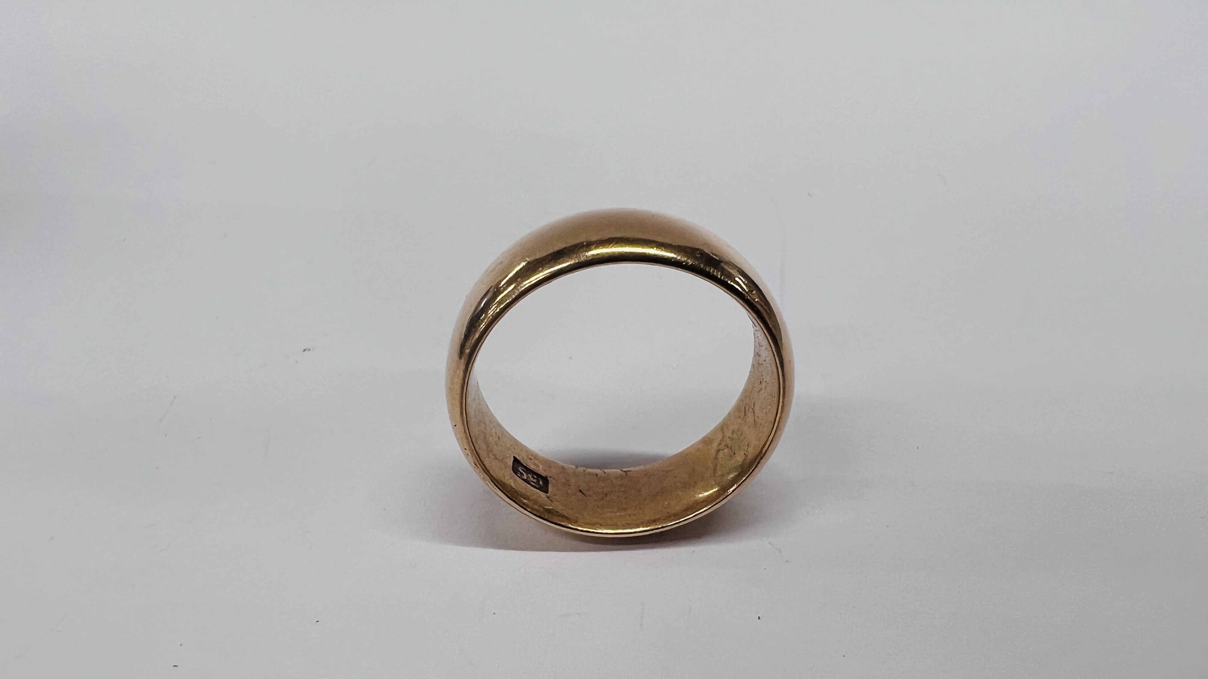 A 15CT GOLD GENTLEMAN'S WEDDING BAND. - Image 4 of 7