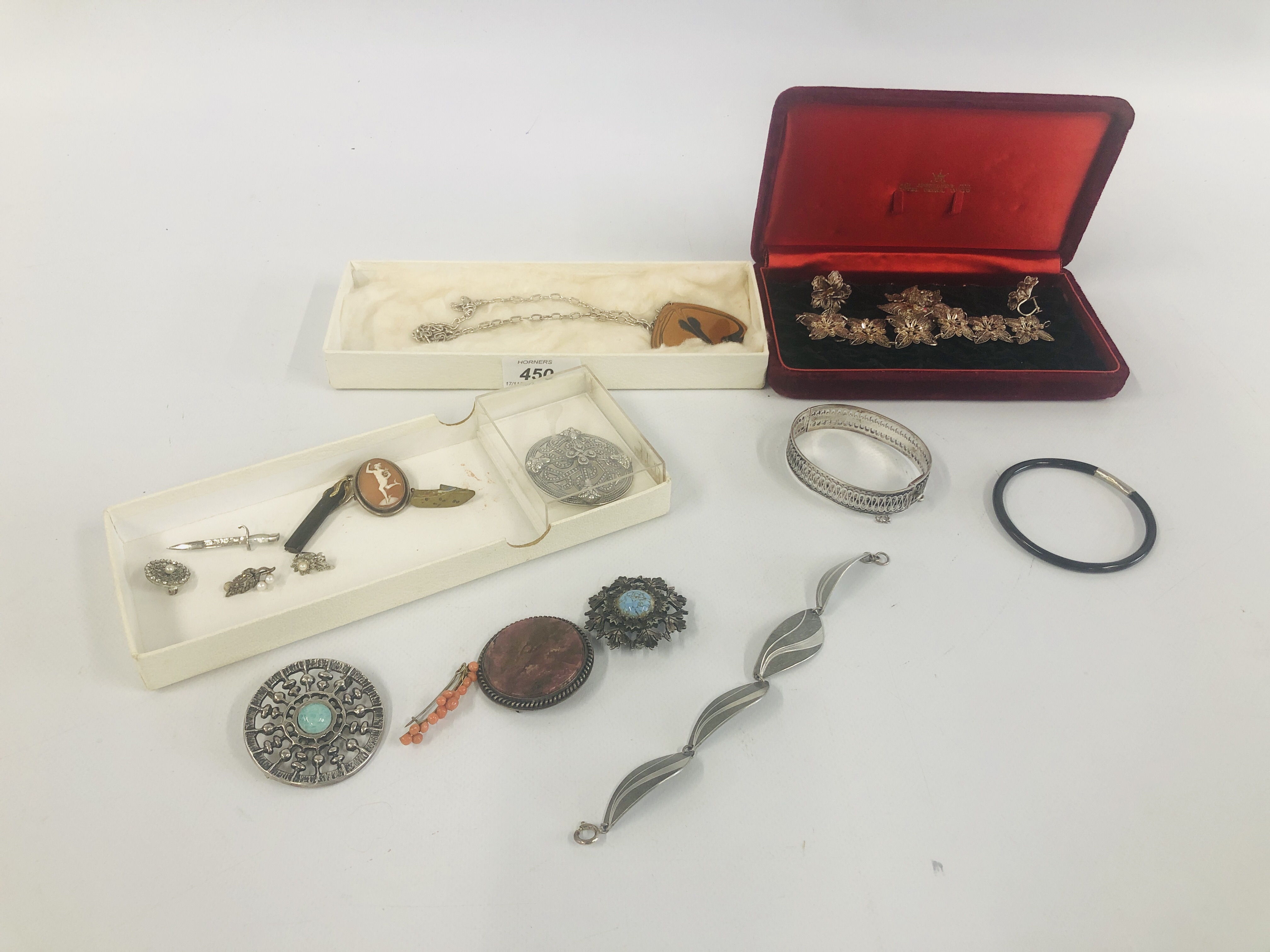 COLLECTION OF VINTAGE JEWELLERY TO INCLUDE A SUITE OF WHITE METAL FILAGREE JEWELLERY,