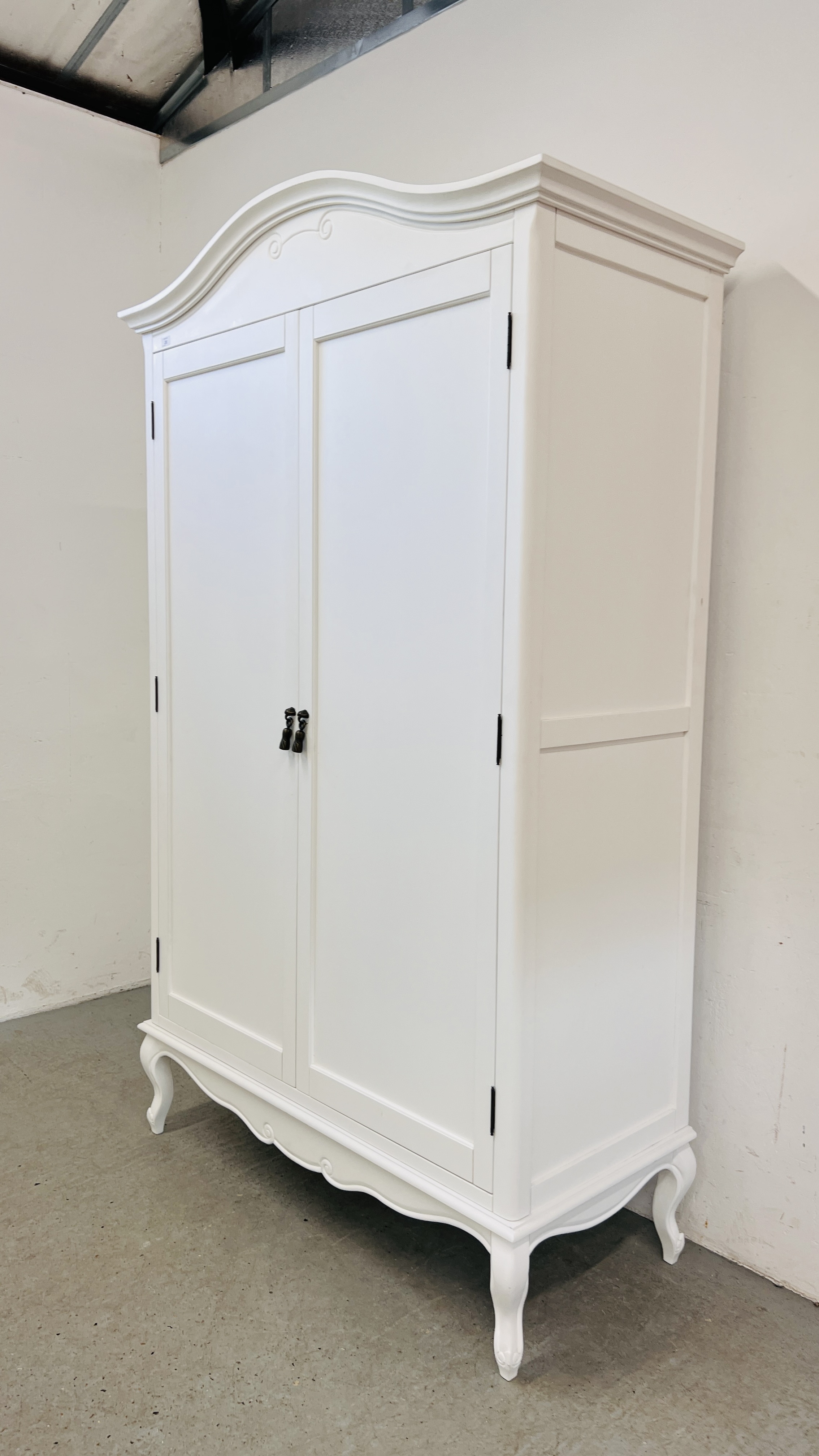 A GOOD QUALITY FRENCH STYLE WHITE FINISH TWO DOOR WARDROBE WITH INTERIOR CLOTHES RAIL AND SHELF W - Image 2 of 7