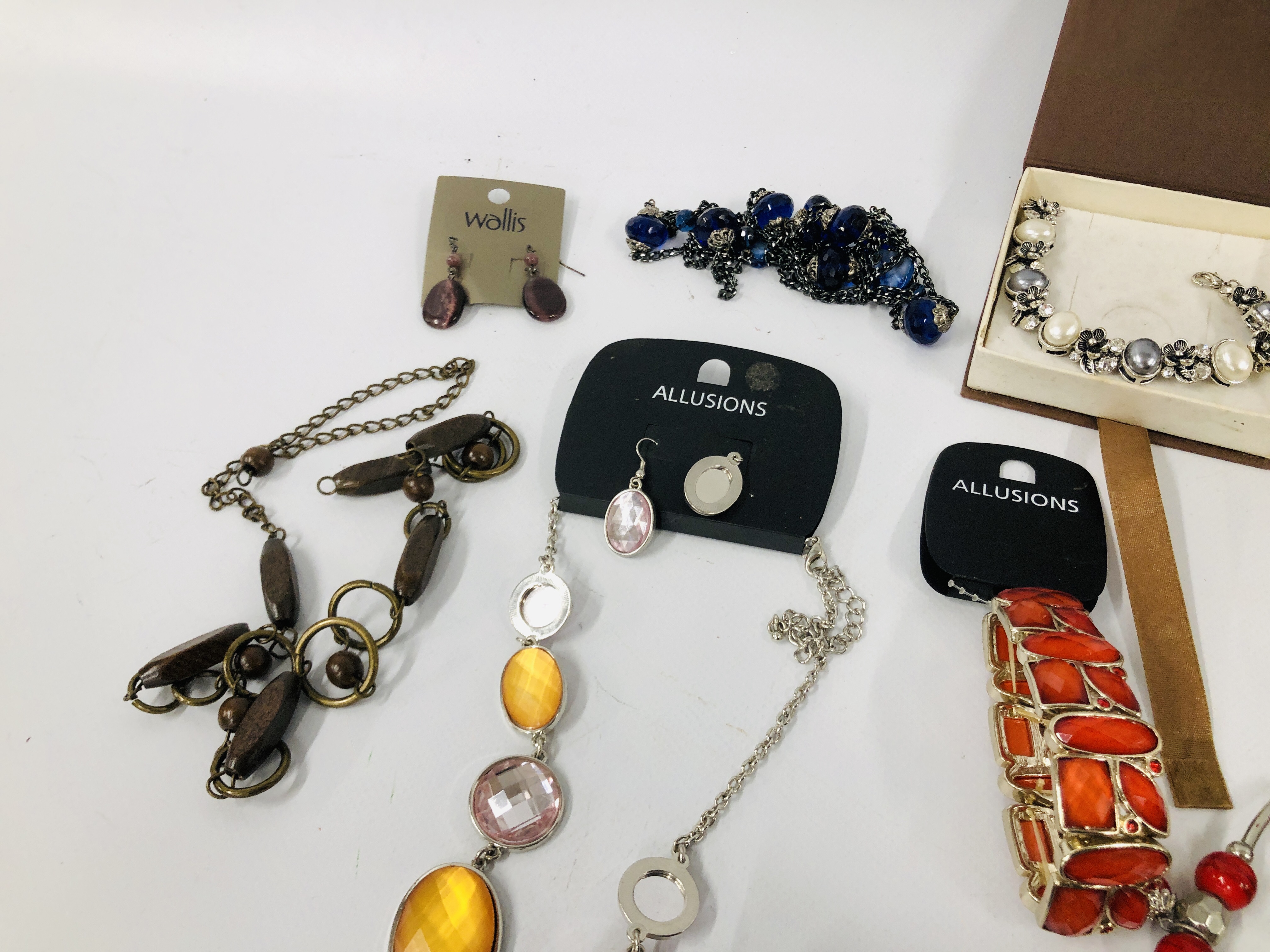 A BOX OF COSTUME JEWELLERY TO INCLUDE BEADS, NECKLACES, BANGLES, EARRINGS, - Image 9 of 10