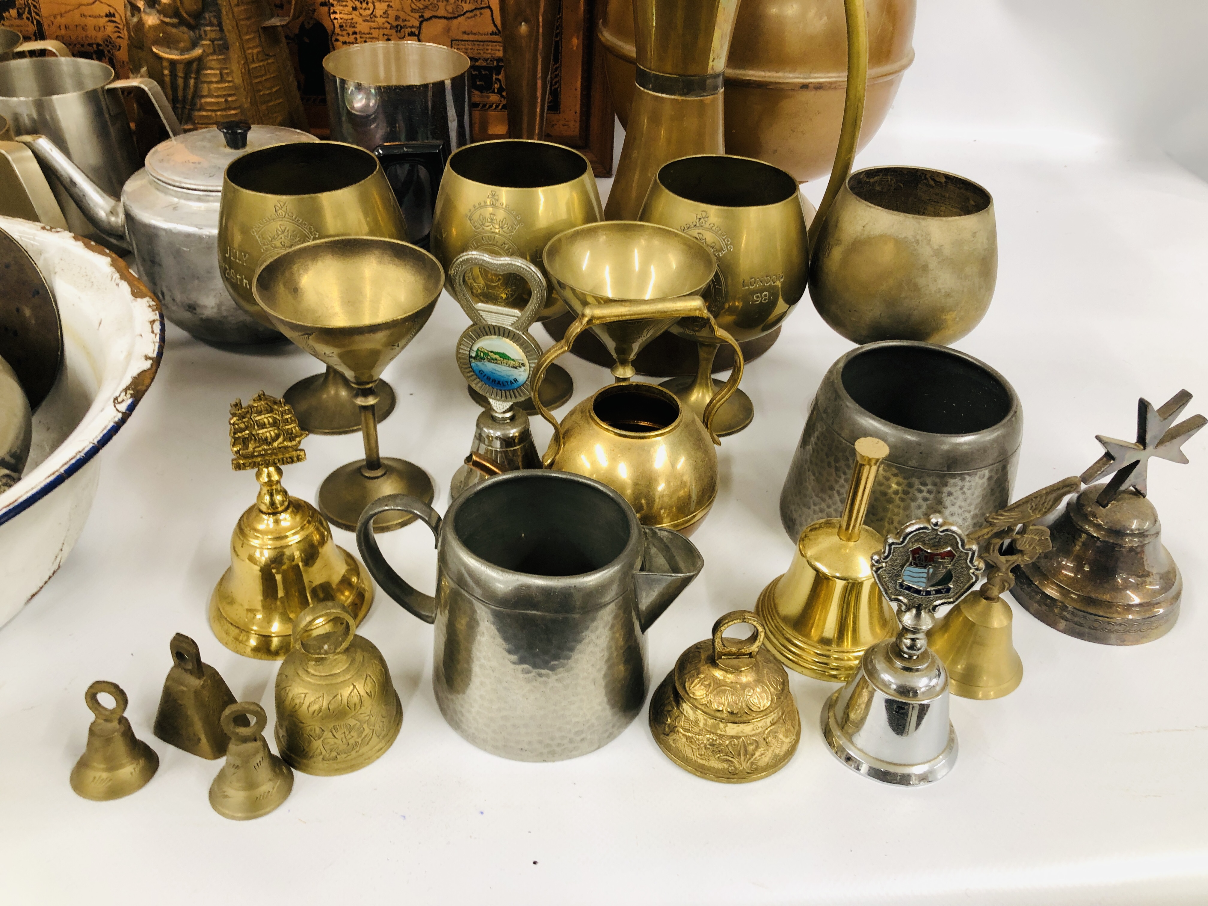 TWO BOXES OF ASSORTED MIXED METAL WARE TO INCLUDE COPPER URNS, PEWTER TANKARDS, - Image 8 of 10