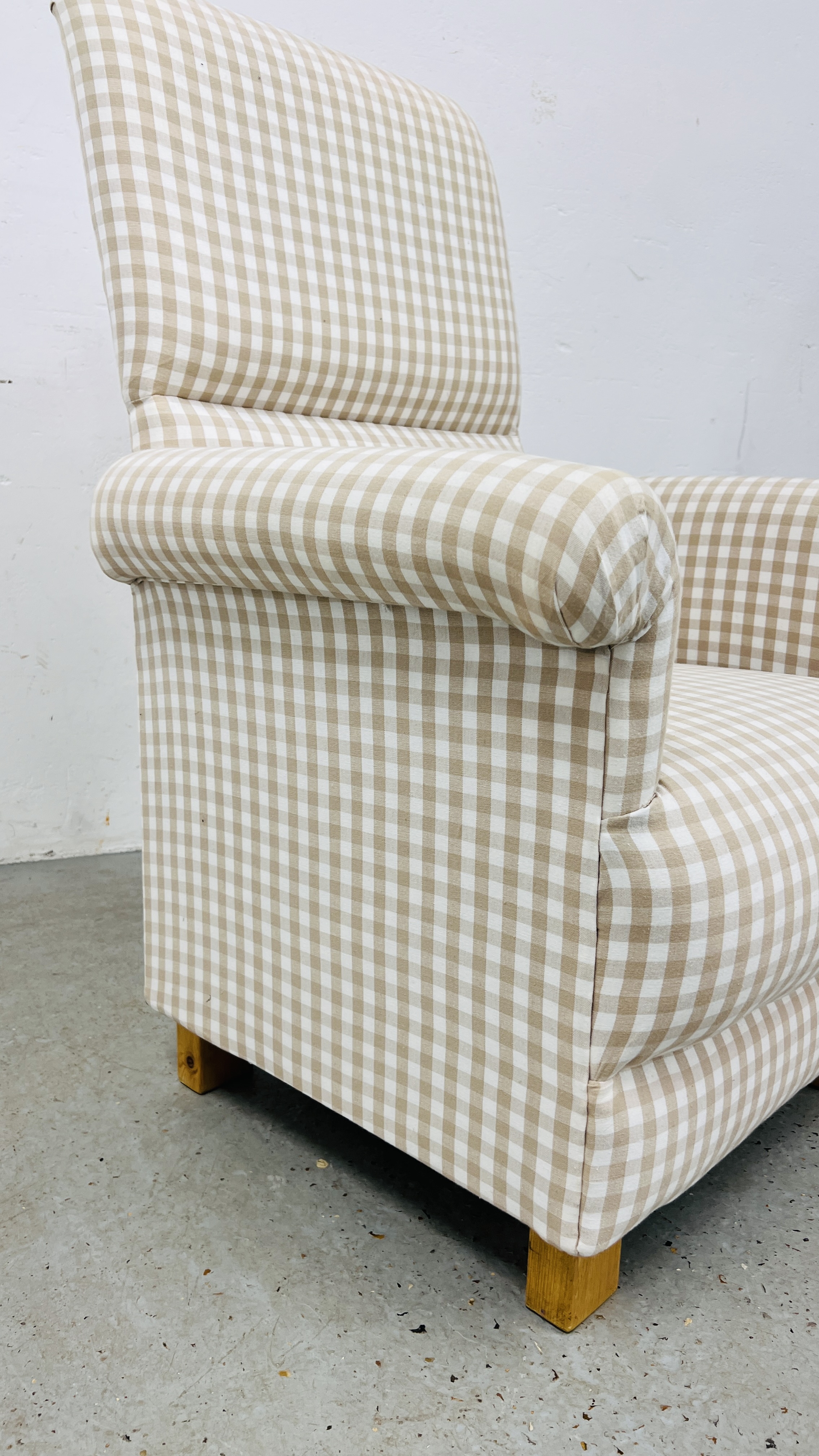 A SMALL CREAM/BEIGE CHECK UPHOLSTERED EASY CHAIR - Image 5 of 7